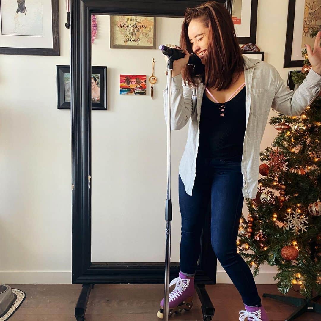 ケイトリン・オズモンドのインスタグラム：「Don’t mind me, I am just living out my skating rockstar fantasy! (It will stay a fantasy because I sound like a dying cat when I sing!)  • • #rockstarlife #ineedalife #isolationcreation #imcool @jackson.ultima」