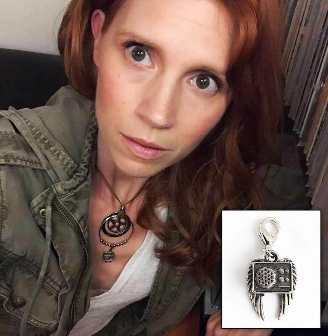 ジュリー・マクニヴンのインスタグラム：「I'm just receiving a transmission... there's only one week left to get your own #AngelRadio charm! Every purchase helps my friends over at @kif1a in their quest to help cure a rare neurodegenerative disease. Get yours at @shopstands」