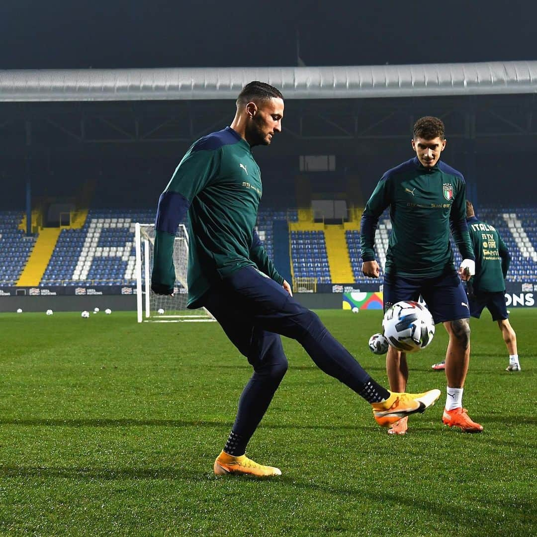 サッカーイタリア代表さんのインスタグラム写真 - (サッカーイタリア代表Instagram)「#Nazionale 🇮🇹  📸 La rifinitura degli #Azzurri allo stadio ‘Grbavica’ 🏟 di #Sarajevo 👟⚽️ . . #BosniaItalia #BOSITA #NationsLeague #UNL #VivoAzzurro」11月18日 4時39分 - azzurri