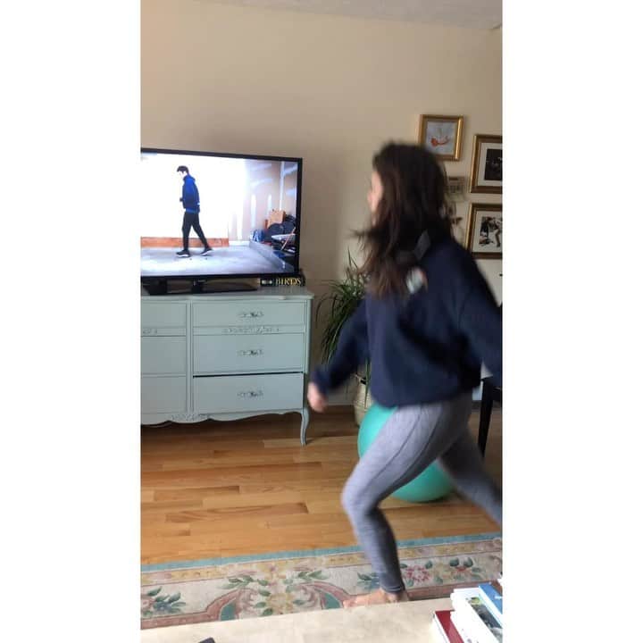 トーレイ・デヴィートのインスタグラム：「Hey Gen Z! What am I doing wrong?! 😂 Someone teach me the shuffle ! My body is too trained to the running man from #the90s ! HELP! 👵🏼 #quarantinewithmom」