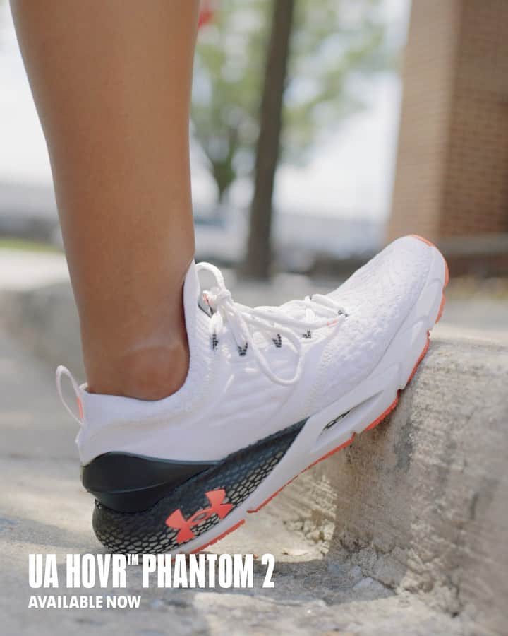 Under Armourのインスタグラム：「Keep focused on your run goals. We’ve designed a running shoe that coaches you with tips and training plans when synced to UA MapMyRun. Hit link in bio to become a better runner with our #UAHOVRPhantom2 shoe.」