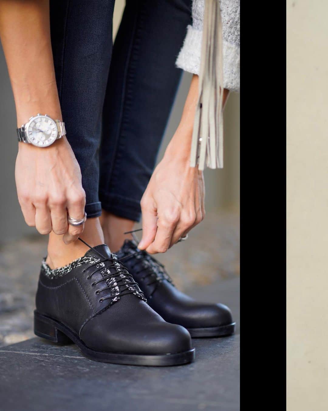 エンリーベグリンのインスタグラム：「Women who wear black lead colorful lives. #henrybeguelin #shoes #black」