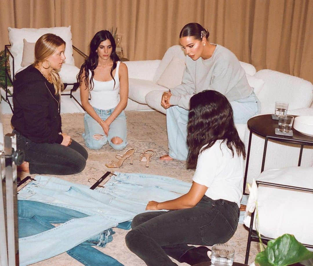 クロエ・カーダシアンさんのインスタグラム写真 - (クロエ・カーダシアンInstagram)「Design Meetings @goodamerican #Denim #Good #american」11月18日 5時02分 - khloekardashian