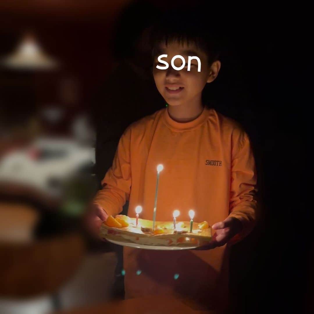 澤田泉美さんのインスタグラム写真 - (澤田泉美Instagram)「11月15日に31歳になりました！🌹 たくさんのメッセージありがとうございました❤️  当日は、母もきてくれて（息子の誕生日を祝うため笑）実家を出てからはじめて母と一緒に過ごす誕生日でした！🥺🥺🥺  パパは用事があるため、レストランで待ち合わせ。  わたしは食事の前に、母へ産んでくれてありがとうのサプライズ花束を買いたくて　@edenworks_bedroom へ行ったら、用事といいつつ、わたしにサプライズをしようとしていた主人にお店でバッタリ会ってしまったよ笑笑  主人は、とてつもなくアワアワしていたけど、 外でバッタリなんて、気が合うことが嬉しかったです笑  結果的に、花束がプレゼントだと思っていた私。食事の後に手渡されたのはスキャンパンの平鍋🧉なんとなんと @megumishinozaki さんが作ってくれたフラワーアレンジメントが真ん中に🥺💕  寒さを感じさせないくらい、暖かくて可憐で可愛らしいお花達💐 この花のように、わたしもいたいなと心の中で思ったよ💕🤫  篠崎さん、ありがとうございました！ このままドライにしたいよぉ😭💕  平鍋は、今ハマってよく作るパエリアを極めたいと思います🥘笑  家に帰宅してからは、息子が焼いてくれたケーキがでてきたよ🎂  生地を焼く前に疲れて寝てしまって、失敗した様子だったけど、めげずにアレンジをして完成させていました👏  嬉しくて嬉しくて酔っ払ってしまった夜でした笑  #お誕生日#31th #edenworks_bedroom  #scanpan#cooking #ありがとう」11月18日 4時58分 - izumi.sawada