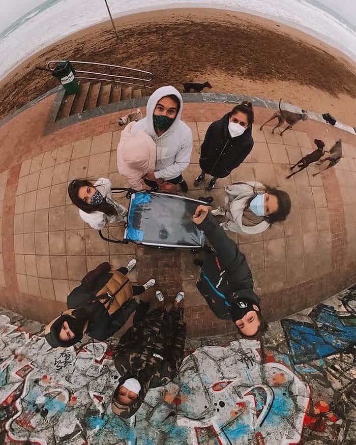 イバイ・ゴメスのインスタグラム：「Best plan! Family, friends, pets & the beach! ❤️ • ¿Hay algo mejor? 🤩」