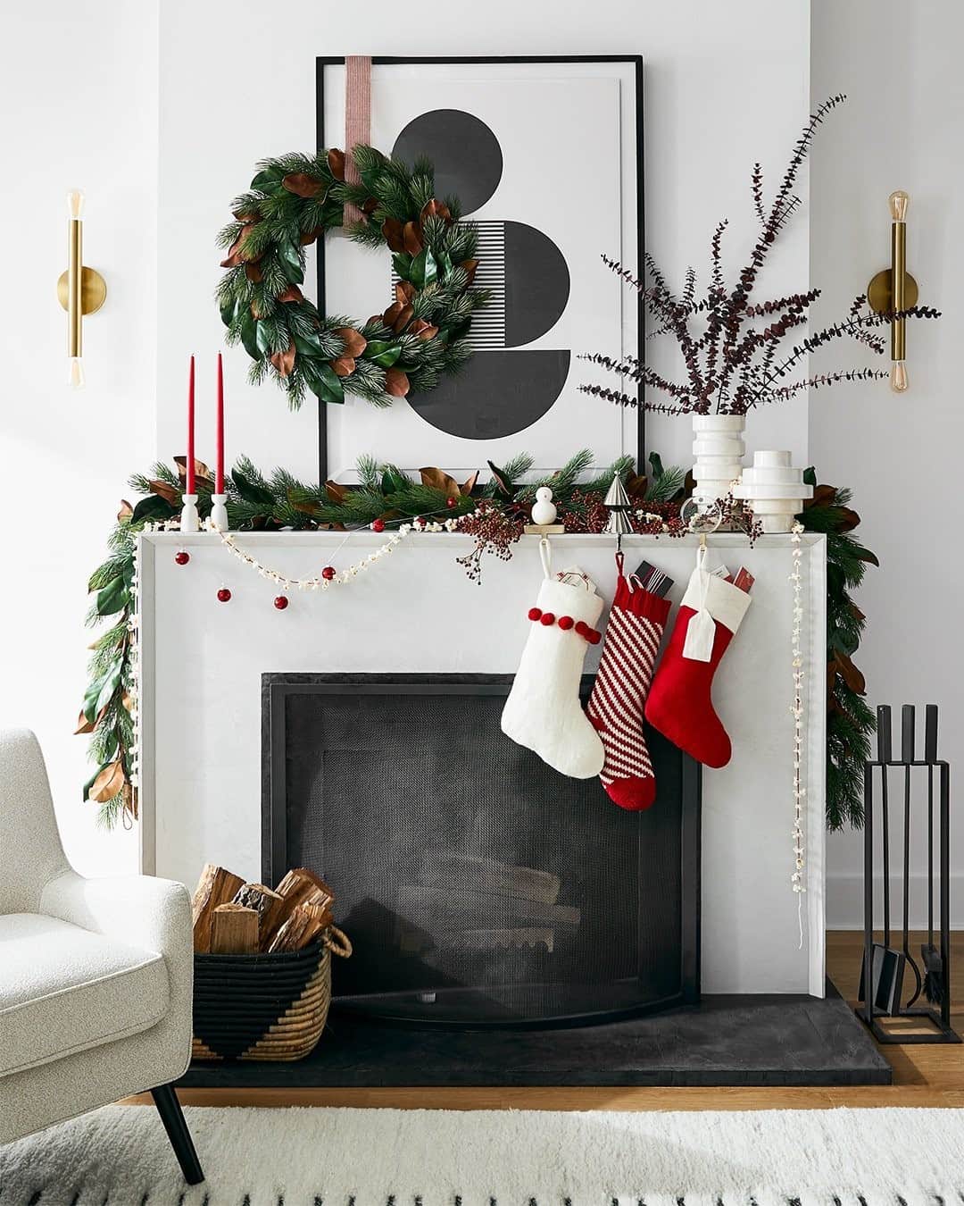 west elmさんのインスタグラム写真 - (west elmInstagram)「Looking for a sign to start decorating for the holidays *now*? Hey, here you go! Link in bio to shop this modern mantle 🎄 #holidaystyle」11月18日 5時00分 - westelm