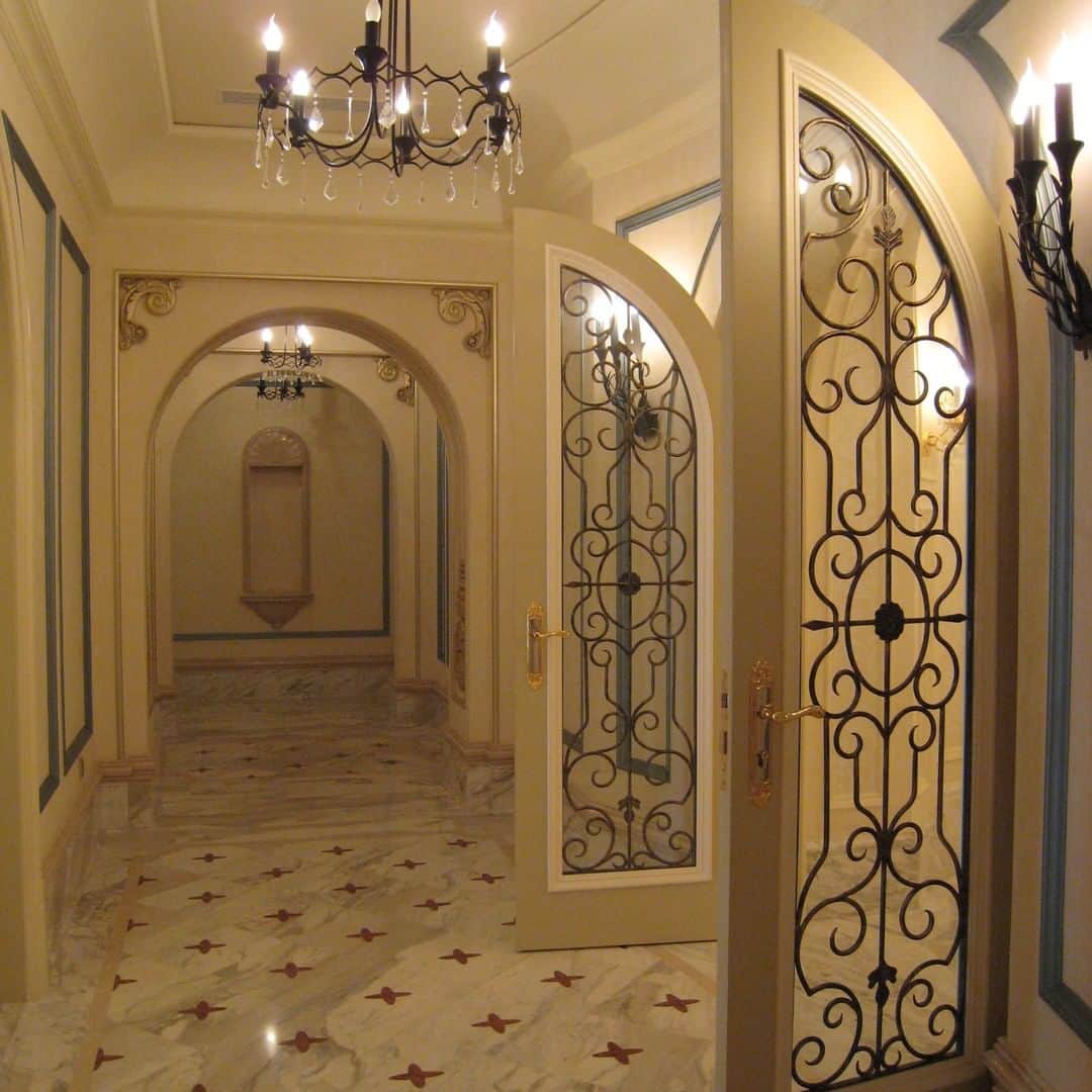 のインスタグラム：「Water-Jet Cut Looking through some past projects for searching ideas for the upcoming project, I found some photos of the floor designed with water jet cut stone. By having a medallion, or a pattern in the squared frame, you can create a beautiful area! It is quite effective to use in the foyer and hallway! It could be classical or contemporary design. ウォータージェットカット  今後のプロジェクトのアイデアを探すために過去のプロジェクトをいくつか調べていたら、ウォータージェットカットストーンでデザインされた床の写真がいくつか見つかりました。フレームにメダリオンや柄を入れることで、美しいエリアを演出できます！ホイエーと呼ばれる玄関や廊下での使用は特に効果的！クラシカルのデザインでもモダーンなデザインどちらでも！ #hawaiiinteriordesign #beautifulplace #interiordesign #stylishlife #interiorinspirations #interiorlovers #designideas #flooring #waterjetcutting ＃ハワイインテリアデザイン ＃インテリア好き ＃素敵な空間 #デザインアイデア」