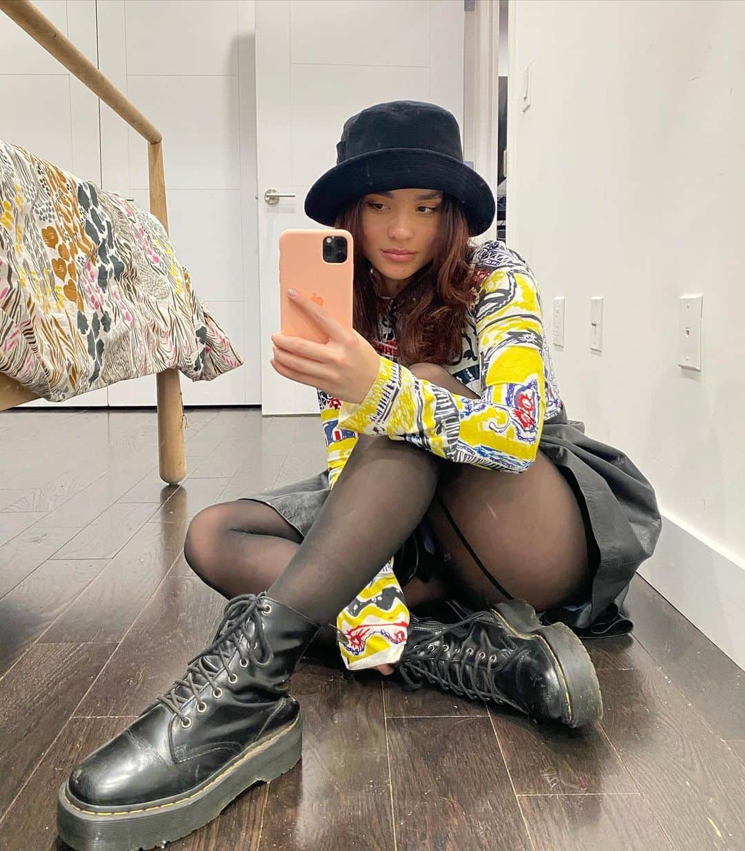 ダイアナ・ヴェラスのインスタグラム：「wearing @sheertex’s backseam sheer tights ➿ never taking these off 🧛🏻‍♀️🖤 #ad」