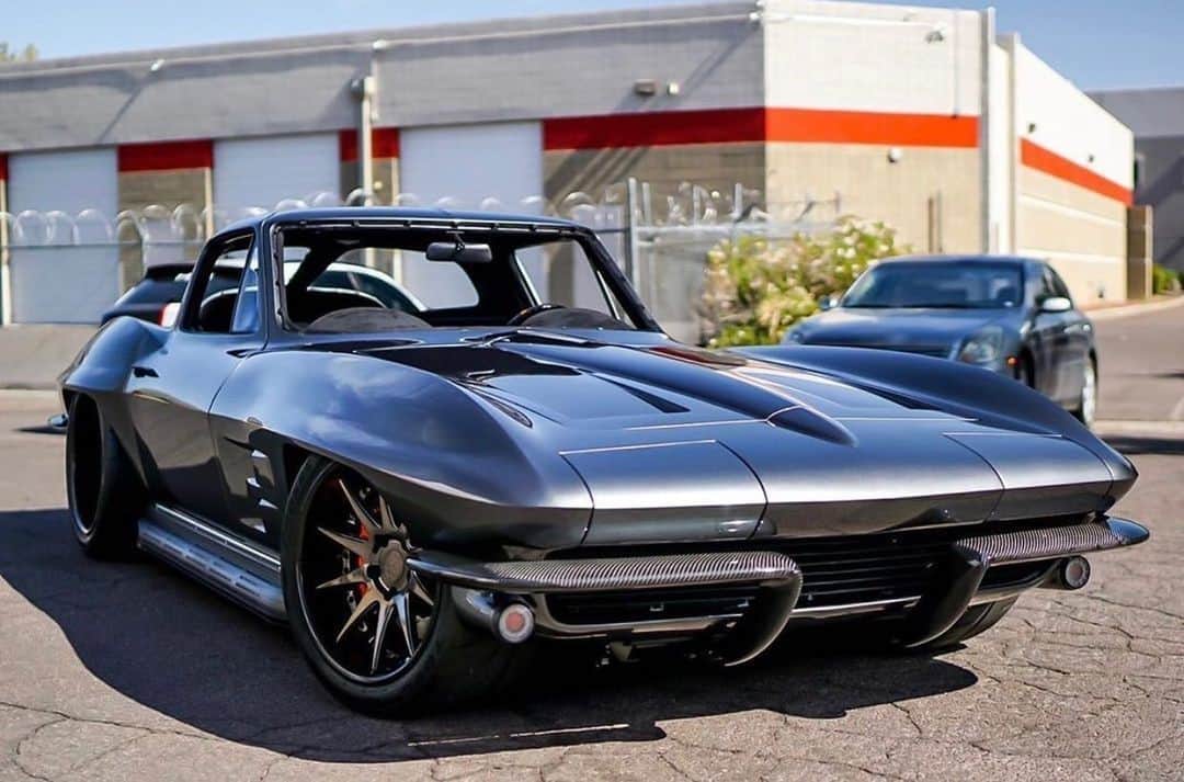 Classics Dailyさんのインスタグラム写真 - (Classics DailyInstagram)「#ClassicsFeature _____ 1964 Corvette with some carbon parts. Owner: @64splitwindow _____ #classiccar #musclecar #hotrod #protouring #prostreet #restomod #classicsdaily #streetrod #streetcar #customcar #hotrods #streetrods #chevrolet #corvette #stingray #c2corvette」11月18日 5時01分 - classicsdaily
