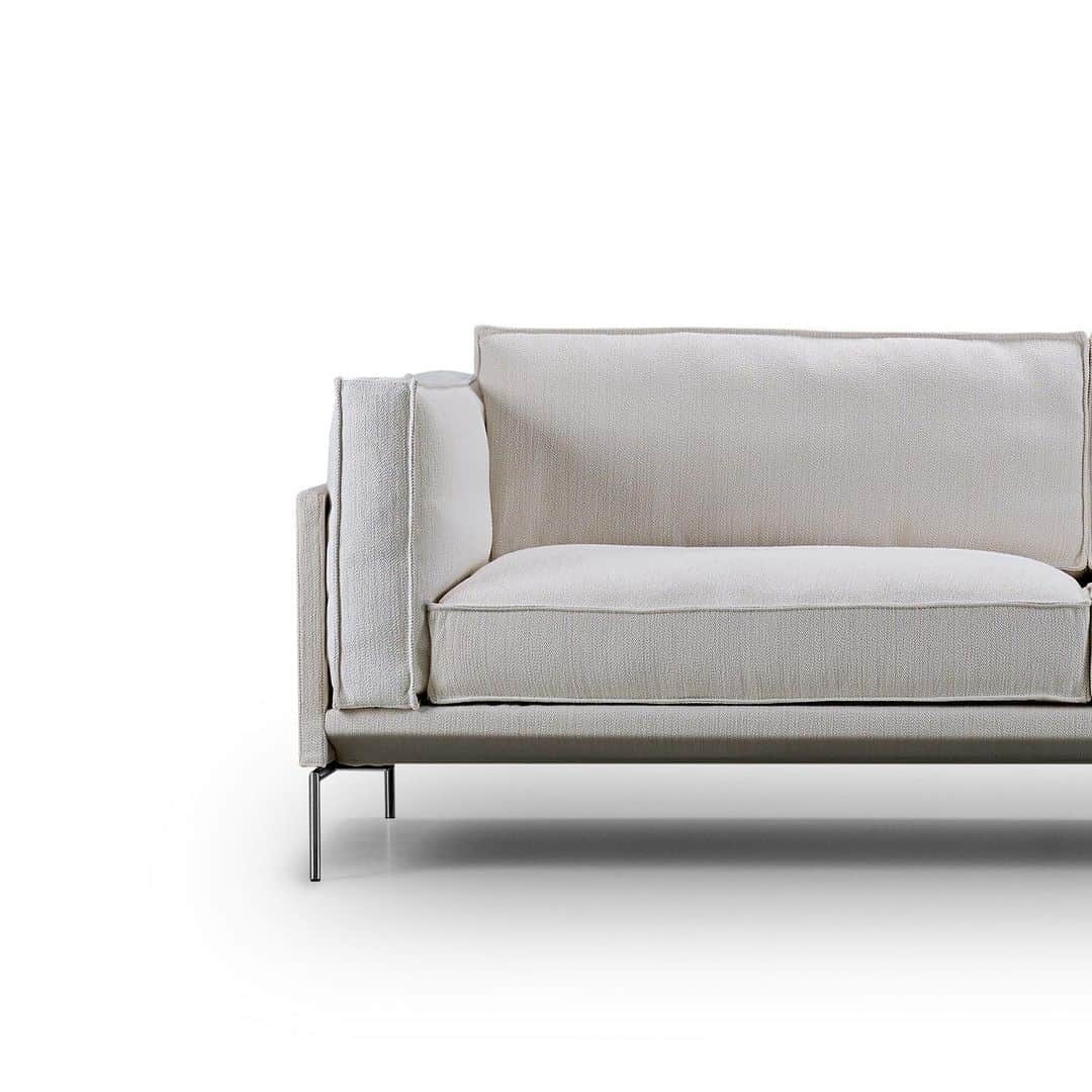 eilersenのインスタグラム：「Never before has there been such an elegant way to relax Although the length of Slimline justifies the term “float”, its lightness and horizontal lines ensure a minimalist expression that fits perfectly with the streamlined look of today. ⁠⠀ •⁠⠀ •⁠⠀ •⁠⠀ #eilersen #eilersenfurniture #myeilersen #slimline #interiordesign #homedecor #sofa #danishdesign #inredning #finahem #interiorlovers #interiordesign #modernliving #minimalism #nordiskehjem #nordicinspiration #nordicliving #craftsmanship #luxurylifestyle #boligindretning #designinterior #livingroominspo #boliginspiration #softminimalism #hemindredning #schönerwohnen #nordicminimalism」