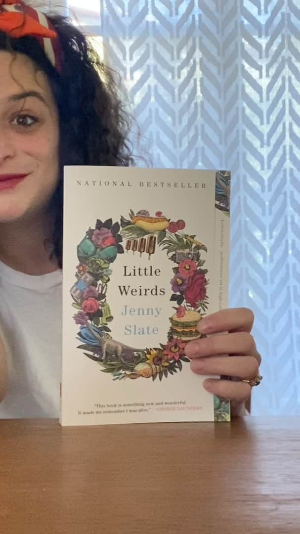 ジェニー・スレイトのインスタグラム：「Hey Earthlings! My book LITTLE WEIRDS is out in paperback next week! @littlebrown」