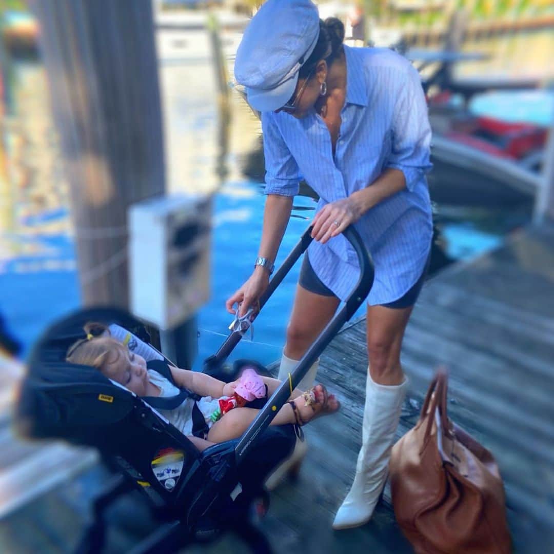 Claudia Leitteのインスタグラム：「Mommy Shark 😂 ... pelo menos mamãe #Rodou um cadinho. A propósito, faça um vídeo do #DesafioRodou, vá véi!? Pode ser tocanu, cantanu, ouvinuuuu. Usa a tag pra eu ver como você tá curtindo meu som. Eu só quero te ver, na moral! 😂」