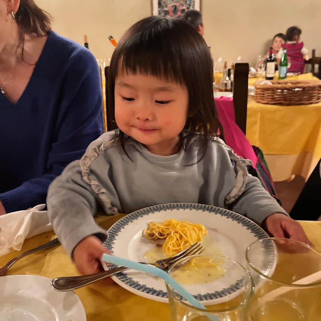 澤田泉美さんのインスタグラム写真 - (澤田泉美Instagram)「オリーブオイルを絡めたパスタに 白トリュフをかけただけの究極パスタ🥺🥺🥺  久しぶりに脳天がやられました...  子どもがいても、美味しいものが食べられる 週末限定で子連れokになるビスボッチャ🌷🌷🌷 いつも主人と二人きりのデートできていたお店❤️ 今回は家族で！ばあばもね！ これが、平日も子どもたちと来れるようになった時、 これまた感慨深いんだろうな〜と思いました。 （平日、13歳以下は入れません） ましてや、一緒にお酒を酌み交わす日なんてきたらさらに！ その時には、食べる量も増えていて お会計が震える金額になりそうだけど笑笑  息子や娘がご馳走してくれる日を夢みて❤️笑  パパ、本当に本当にありがとう❤️ ご馳走様でした！！！  #labisboccia #italian#ebisu #whitetruffle #dinner #birthdaydinner #白トリュフ#パスタ #脳天やられるよ #ビスボッチャ #イタリア政府公認 #週末はこどもokです  娘も息子も生まれてきて一番美味しいパスタだって！そりゃそーだ！早いよ君たち！！  でも、何事も経験ね！💕」11月18日 5時19分 - izumi.sawada