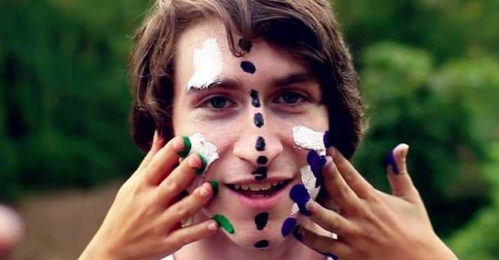 ウォーク・ザ・ムーンのインスタグラム：「ten years ago, we released the Anna Sun video and our indie album “i want! i want!” in a big dirty warehouse in Cincinnati.  at that time, WALK THE MOON was just me and all my friends making stuff happen.  there were no labels, managers, agents… definitely no money…  and the whole year leading up to that release party, there were even no band members.  i was literally booking shows with no band and seeking out musicians in Ohio who were crazy enough to say yes, learn my songs, and play a couple days later.  every week WALK THE MOON had a different lineup.  that’s when i started playing with Kevin, Sean, and Eli.  so many ratchet shows in hole-in-the-wall venues playing for almost no one… and through the circus of ever-changing stages and revolving characters, these three stuck with me.  but that wasn’t enough - we needed more crazy people to get involved.  with the help of our talented, colorful, generous friends we made the Anna Sun video, and less than a year later we were signed and making a record with one of our favorite producers.  incredible what pure intention and dedication can create - especially when combined with COMMUNITY.  we are so so thankful for the crazies that believed in us way back when and everyone who has joined our community along the way.  i don’t care how famous this band gets i still feel like that long-haired elf kid burning our demos onto radioshack CDs and painting strangers’ faces before the show.  i know i speak for all of us when i say, this is still my dream and i’m as devoted as ever to making it real every day.  i want! i want!   i love you.  this band loves you.  thank you.  happy ten years.  (this is the sneak peak video our director Patrick Meier made to advertise for the release party.  note the myspace link at the end lmao)」