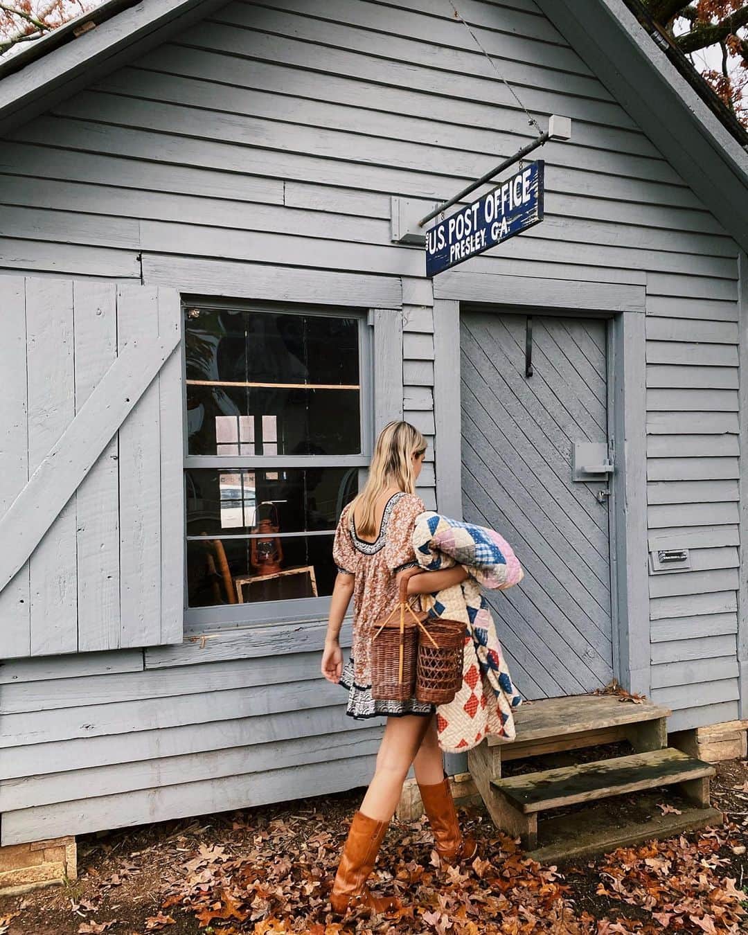 クレオベラのインスタグラム：「✨Another (can you believe it!) GIVEAWAY✨ You probably have seen my face around here a time or two & since it’s my birthday today (woot!🥳woot!🥳) I wanted to introduce myself & GIVEAWAY my favorite Cleobella dress, The Gabrielle Mini!   I’m Hannah 👋🏼 and I deal with all things Social, Community, & Event related here at Cleobella! So if you’ve ever chatted with someone via DM...it was most likely me! I absolutely love connecting with y’all and helping you pick out your beautiful & sustainable Cleobella pieces! Besides working for Cleobella, I’m pretty passionate about sustainable fashion in general, love art & books, live for a good dinner party, and am pretty much never without my mini bernedoodle, Lou 🤍  Onto the good stuff 💖To enter:  •like this post & tag a friend who would love this dress too •tell us where you would wear this dress •save this post (we’ll post the winner here tonight, 11/17!)  Goooooodluck and nice to meet y’all 💖 CONGRATS @alikaray ✨✨」
