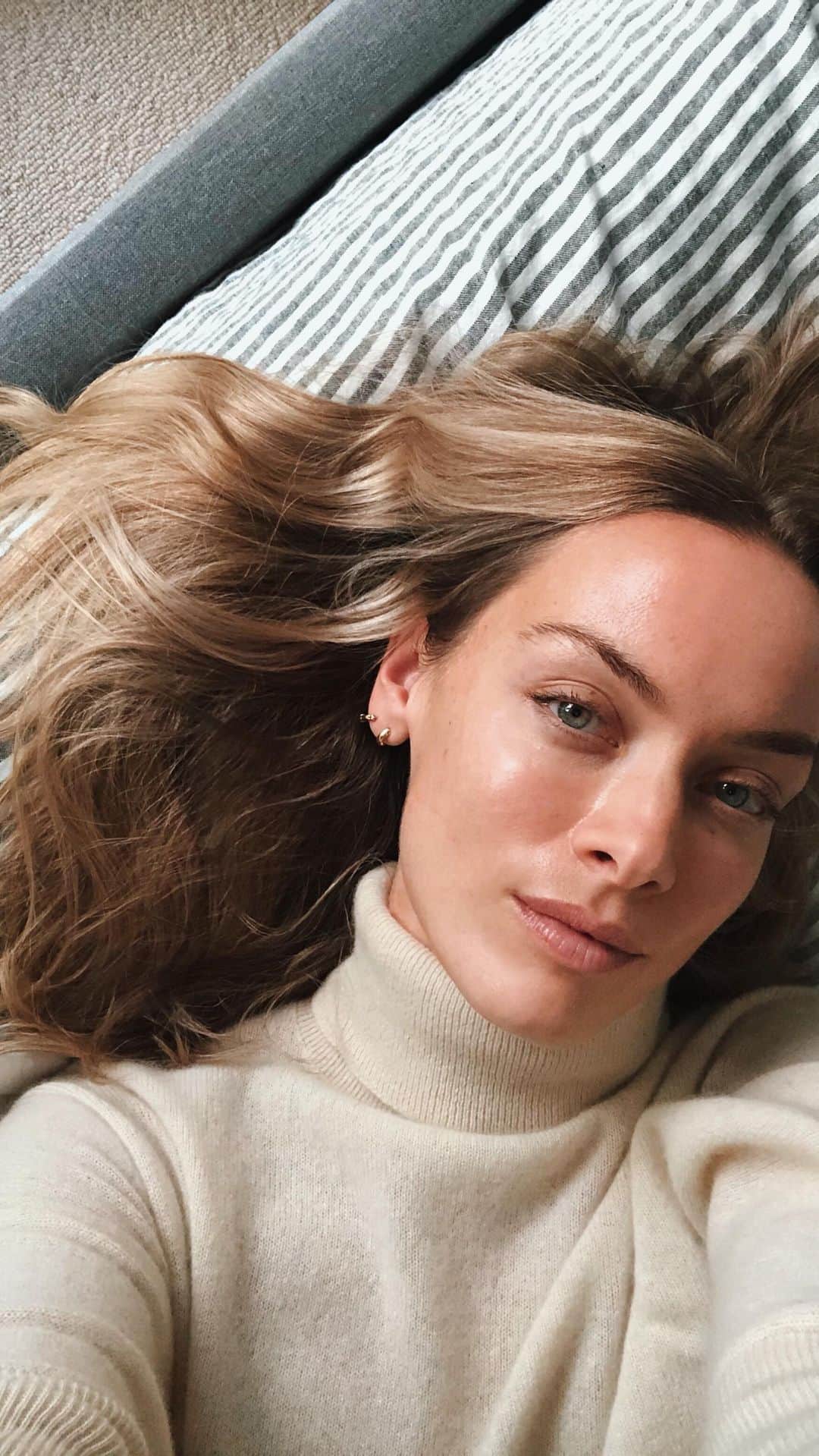 レイチェル・スカーステンのインスタグラム：「Products Morning: • @drdennisgross Alpha Beta Pore Perfecting Cleansing Gel  • @111skin Y Theorem Day Cream  Night:  • @drdennisgross Alpha Beta Pore Perfecting Cleansing Gel (same as the morning)  • @biologique_recherche Lotion P50 1970 • @susannekaufmann_  Hyaluron Serum • @vennskincare Advanced Multi-Perfecting Red Oil Serum」