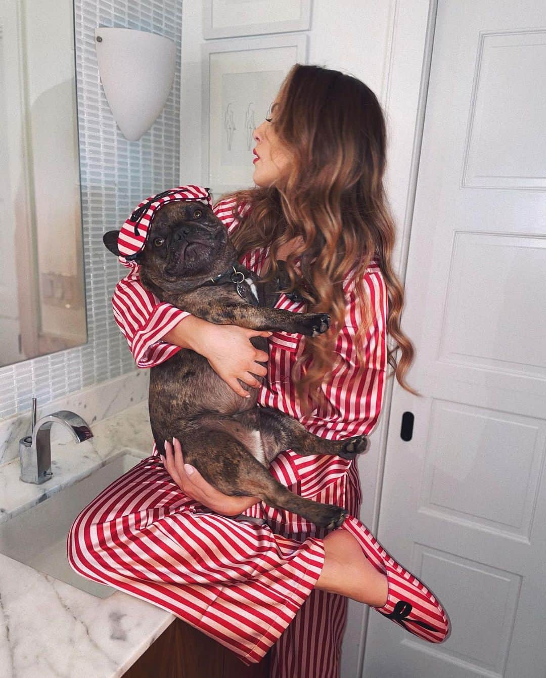 エリザベス・ギリースさんのインスタグラム写真 - (エリザベス・ギリースInstagram)「It’s striped PJ season. Otis agrees.💋#VictoriasSecret_Ambassador」11月18日 5時30分 - lizgillz