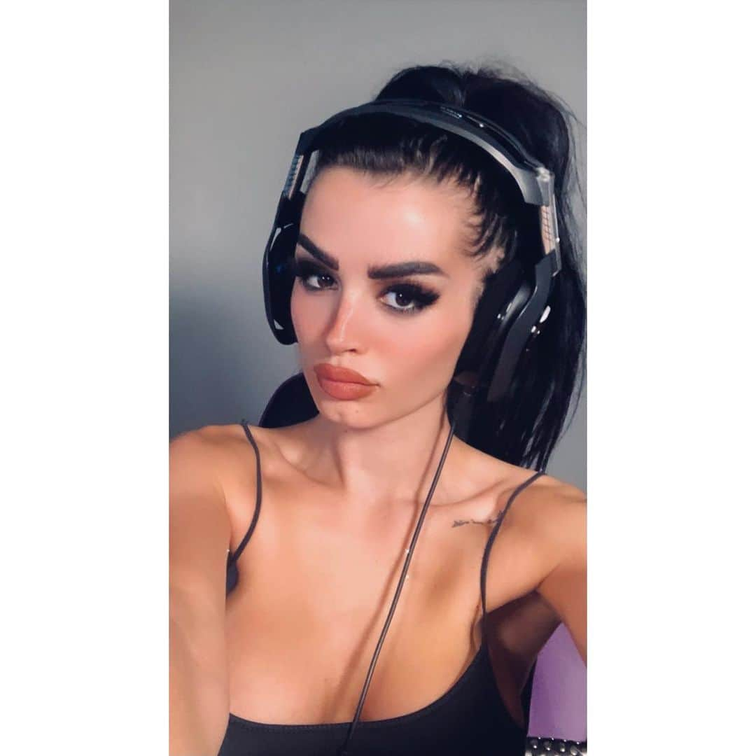 サラヤ・ジェイド・ベヴィスさんのインスタグラム写真 - (サラヤ・ジェイド・ベヴィスInstagram)「This is my “you better come to my twitch right now or I’ll throw hands” face. WHY DO I LOOK MAD. 😂 twitch.tv/SarayaOfficial」11月18日 5時45分 - saraya