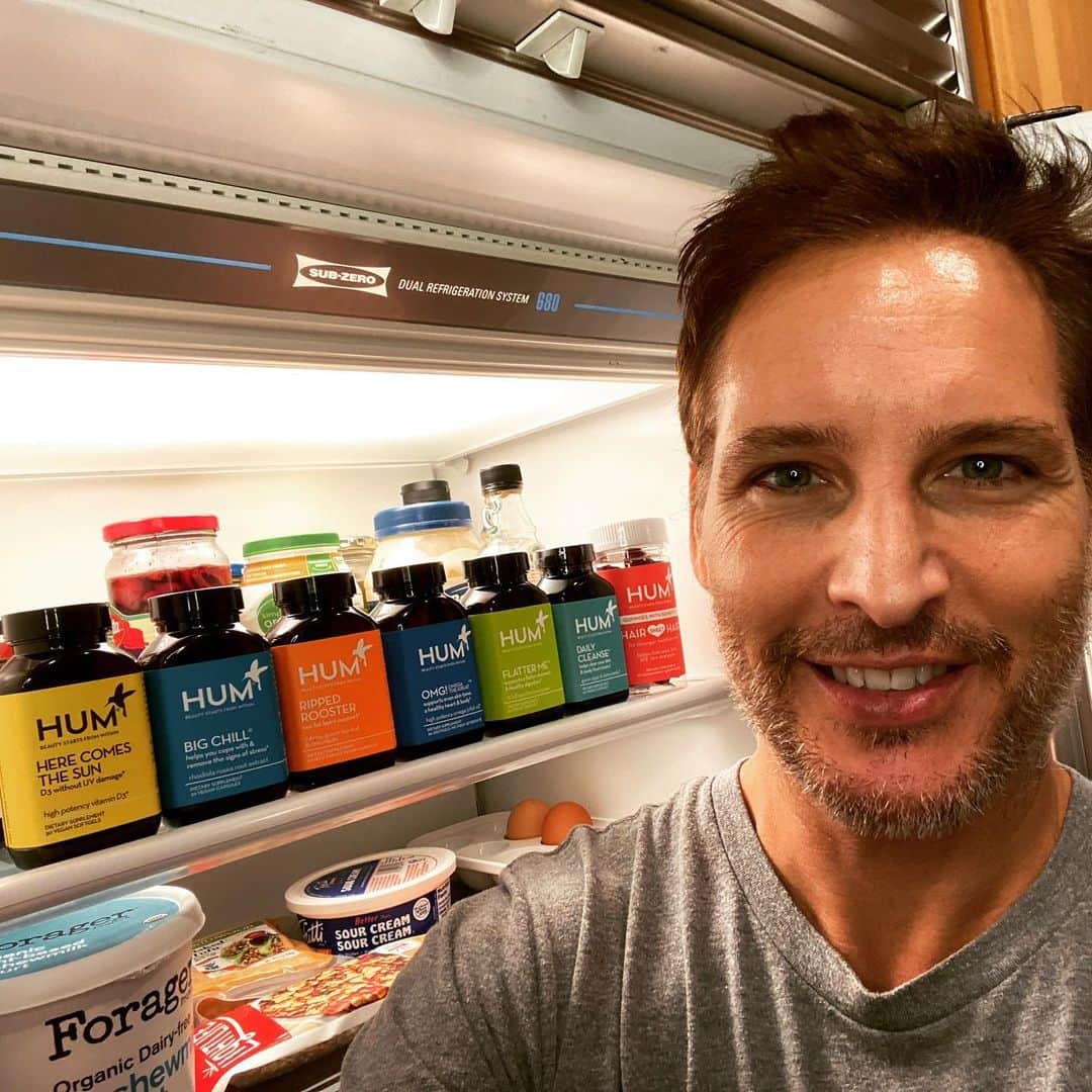 ピーター・ファシネリのインスタグラム：「It all starts from the inside. Excited to have found @Humnutrition while I’ve been in quarantine. Their vitamins are for everyone and I’ve definitely noticed a difference plus my daughters love them too! With winter approaching I’ve been stocking up on Here Comes the Sun to make sure I have enough Vitamin D and the Daily Cleanse is an everyday go-to for soaking up toxins and supporting digestion. #startwithin #humnitritionpartner 😊」