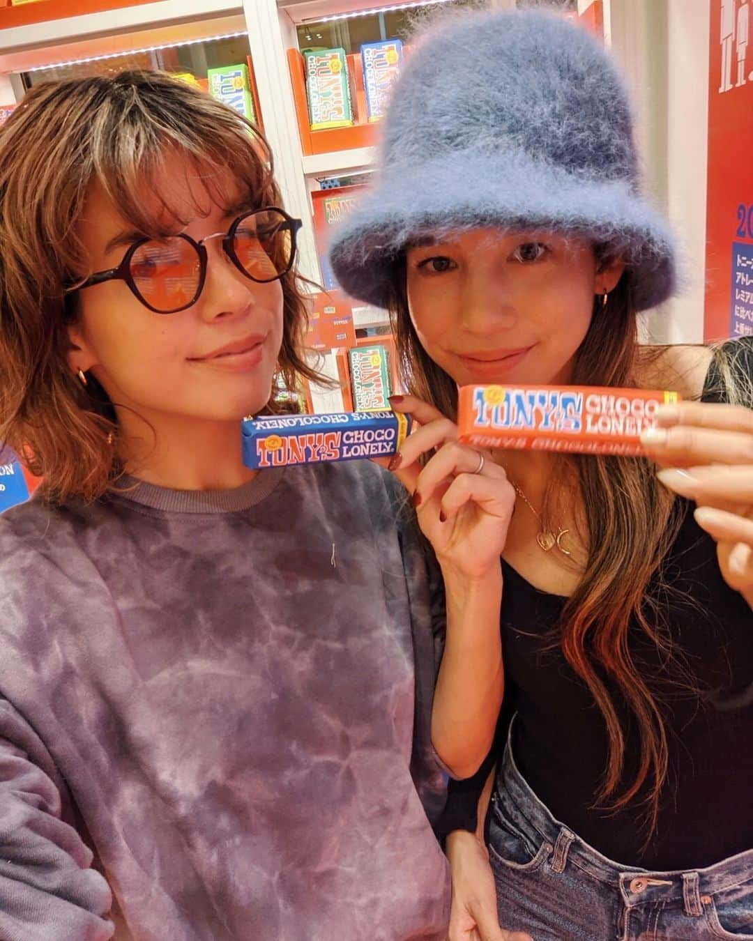 Rika Vanessaさんのインスタグラム写真 - (Rika VanessaInstagram)「オランダから日本についに上陸した "Tony's Chocolonley"🍫❤️ ・ ポップなデザインが可愛くて オランダに行った時から 気になってたこのチョコレート。 実はとても強いメッセージを持っています。 ・ 分かりやすく紹介するために 引っ張ってきた文章を紹介すると↓↓  「トニーズ社は、カカオ業界の現代奴隷制と搾取を終わらせるために、オランダ人ジャーナリスト Teun  van de keuken（英語名 Tony）氏が2005年に設立したチョコレートメーカーです。  同社の商品は、カカオ豆をはじめ、原材料は主にフェアトレード認証を受けたものを使用しており、製造過程において奴隷制度を伴わないものです。  母国オランダでは、Ｎｏ１の売上を誇るメーカーで、大手スーパーや個人店など多くの店舗で扱われており、手軽に購入する事が出来る人気の商品です。 本商品は、「持続可能な食糧生産を支援し、生産に関わるすべての人が適正な対価を得ることができる世界を創る」としたSDGsステートメントに合致するものであり、注力をしていくサステナブルカテゴリーの商品です。」 ・ ・ 緑色のパッケージの ヘーゼルナッツ入りチョコレートが 私は好きだったよ🥰 濃厚でとても美味しいチョコ！ こういう物は買うことによって 賛同、応援したいよね📣✨ ・ 店内で流れてた映像もカッコ良かった✊🏾 ・ ・  @tonyschocolonely  #トニーズチョコロンリー #tonyschocolonely   #crazyaboutchocolate  #seriousaboutpeople  #impact  #pr」11月18日 5時50分 - rikavanessa._