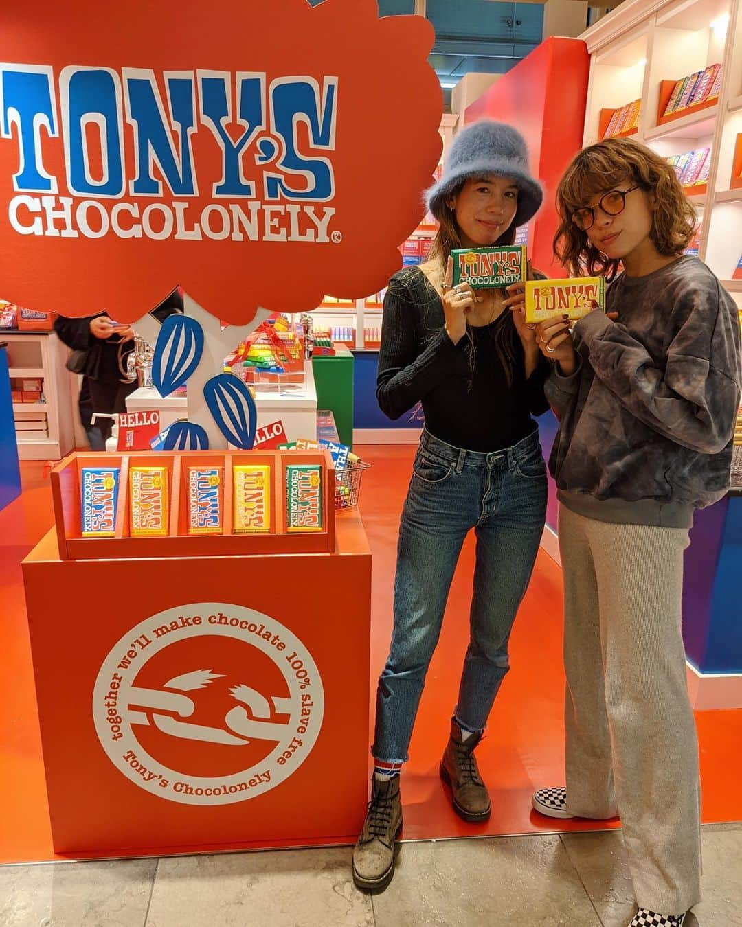 Rika Vanessaさんのインスタグラム写真 - (Rika VanessaInstagram)「オランダから日本についに上陸した "Tony's Chocolonley"🍫❤️ ・ ポップなデザインが可愛くて オランダに行った時から 気になってたこのチョコレート。 実はとても強いメッセージを持っています。 ・ 分かりやすく紹介するために 引っ張ってきた文章を紹介すると↓↓  「トニーズ社は、カカオ業界の現代奴隷制と搾取を終わらせるために、オランダ人ジャーナリスト Teun  van de keuken（英語名 Tony）氏が2005年に設立したチョコレートメーカーです。  同社の商品は、カカオ豆をはじめ、原材料は主にフェアトレード認証を受けたものを使用しており、製造過程において奴隷制度を伴わないものです。  母国オランダでは、Ｎｏ１の売上を誇るメーカーで、大手スーパーや個人店など多くの店舗で扱われており、手軽に購入する事が出来る人気の商品です。 本商品は、「持続可能な食糧生産を支援し、生産に関わるすべての人が適正な対価を得ることができる世界を創る」としたSDGsステートメントに合致するものであり、注力をしていくサステナブルカテゴリーの商品です。」 ・ ・ 緑色のパッケージの ヘーゼルナッツ入りチョコレートが 私は好きだったよ🥰 濃厚でとても美味しいチョコ！ こういう物は買うことによって 賛同、応援したいよね📣✨ ・ 店内で流れてた映像もカッコ良かった✊🏾 ・ ・  @tonyschocolonely  #トニーズチョコロンリー #tonyschocolonely   #crazyaboutchocolate  #seriousaboutpeople  #impact  #pr」11月18日 5時50分 - rikavanessa._