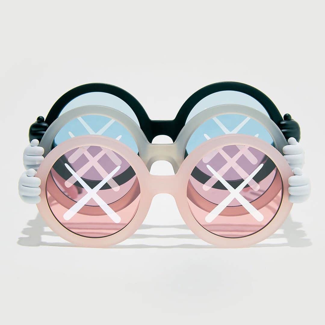 HYPEBEASTさんのインスタグラム写真 - (HYPEBEASTInstagram)「@hypebeaststyle: Take an official look at the @kaws x @wearesonsanddaughters eyewear collaboration. Arriving in a trio of colorways, the glasses feature the artist’s signature X’d-out eyes and illustrative gloves (also graced by “X”s) reaching across the hinge. Some of KAWS’ preferred colors inform the frames, which will be available in shades of pink, grey, and black and come packaged in thematic cases. The frames will be available on the KAWS ONE website and Sons+Daughters’ web store at 12 PM EST on November 19.⁠⠀ Photo: Sons+Daughters」11月18日 5時50分 - hypebeast