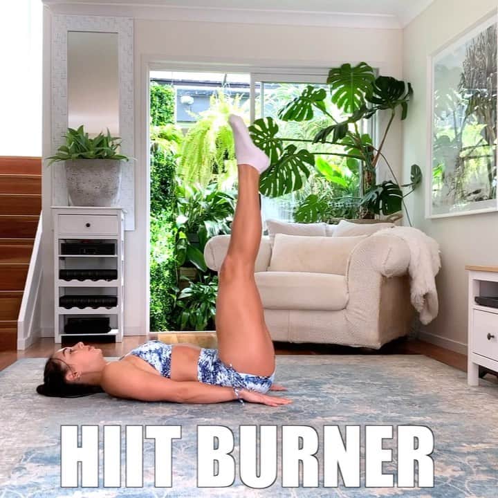 Danielle Robertsonのインスタグラム：「HIIT BURNER 🔥🔥  Do you want to train (and sweat💦) with me? This is a HIIT BURNER workout from my new Tone & Shred at Home program available exclusively on @fitplan_app (available with hands-free play!)  Tone & Shred is a 4 week full body home based program which includes HIIT, Strength and toning workouts 💪 The workouts require minimal equipment and are quick and effective (get ready to sweat 💦). Give this workout a try and it you want more workouts like this, make sure to check out Tone & Shred from Home (link in my bio)  WORKOUT  3 SETS 30:30  30 sec work 30 sec rest  30 sec Lying Leg Raises 30 sec Alternating Lunges 30 sec Russian Twists 30 sec Burpees 30 sec V-Sit 30 sec Mountain Climbers 30 sec Pop Squats 30 sec Straight Leg Crunch」