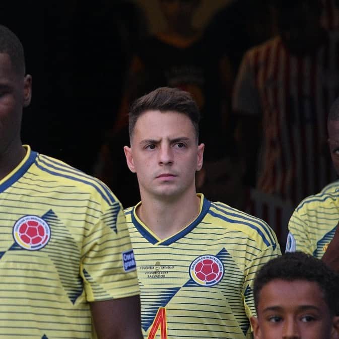 サンティアゴ・アリアスのインスタグラム：「Hoy más que nunca apoyando a mi selección!! 💪🏼⚽️🇨🇴 #vamoscolombia 🙏🏼」