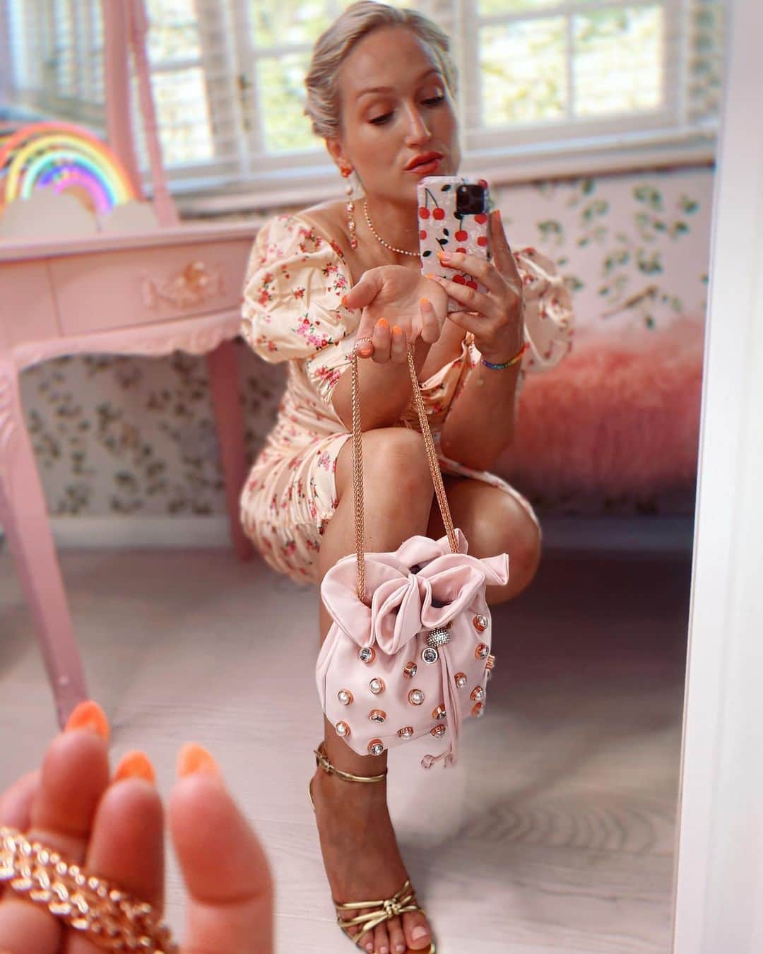 SOPHIA WEBSTERさんのインスタグラム写真 - (SOPHIA WEBSTERInstagram)「She’s back…🦩🍒💫 My golden girl 'Flo' flamingo has been restocked and is ready to be shopped 🛍 Head to sophiawebster.com to join our flock. S x 🦋⁣ ⁣ 👜✨ 'Emmie' pearl and crystal ⁣ 👗🍒 Dress @forloveandlemons ⁣ ⁣ #SophiaWebster #SophiaWebsterFlamingo⁣ #SophiaInSophias」11月18日 5時57分 - sophiawebster