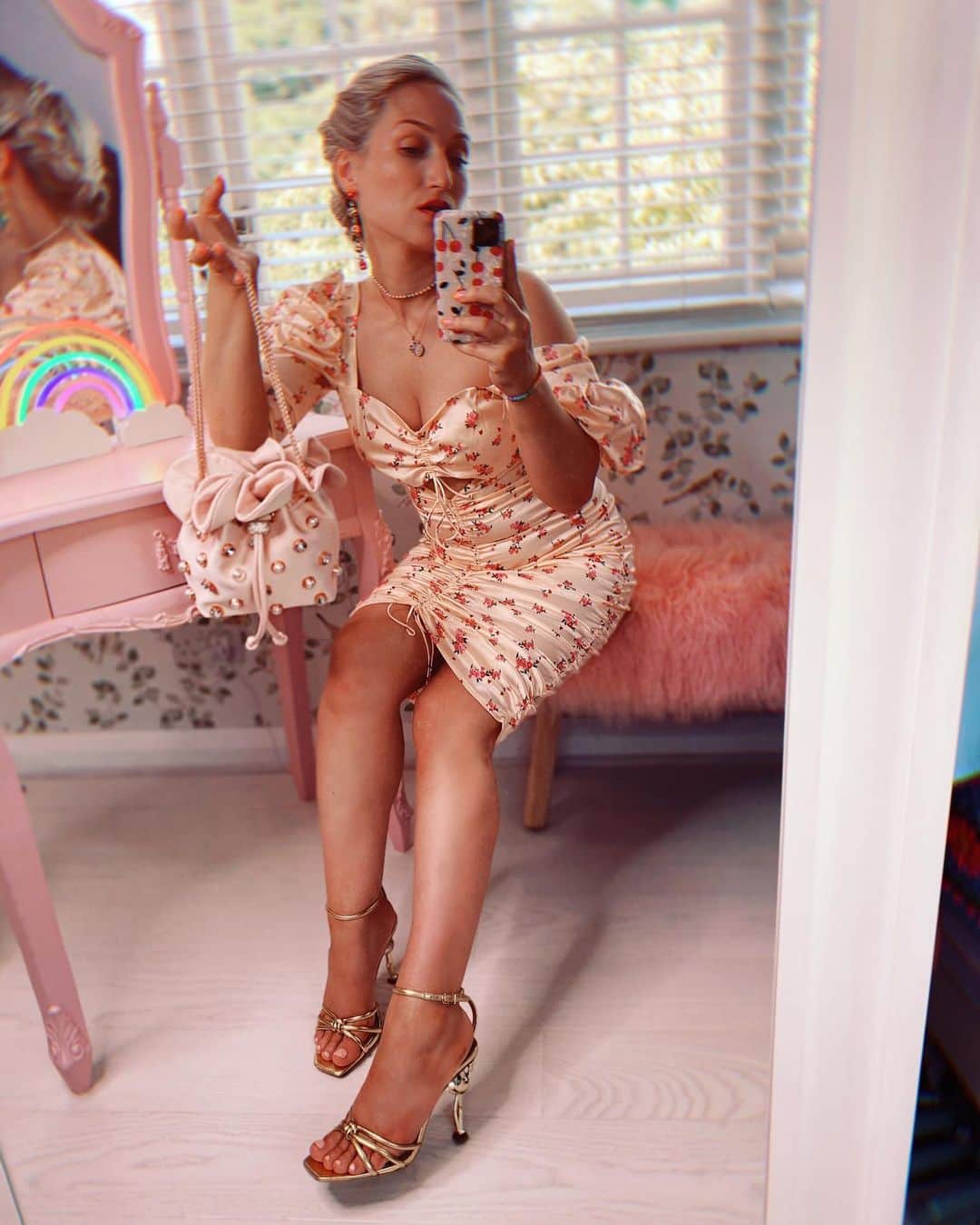 SOPHIA WEBSTERさんのインスタグラム写真 - (SOPHIA WEBSTERInstagram)「She’s back…🦩🍒💫 My golden girl 'Flo' flamingo has been restocked and is ready to be shopped 🛍 Head to sophiawebster.com to join our flock. S x 🦋⁣ ⁣ 👜✨ 'Emmie' pearl and crystal ⁣ 👗🍒 Dress @forloveandlemons ⁣ ⁣ #SophiaWebster #SophiaWebsterFlamingo⁣ #SophiaInSophias」11月18日 5時57分 - sophiawebster