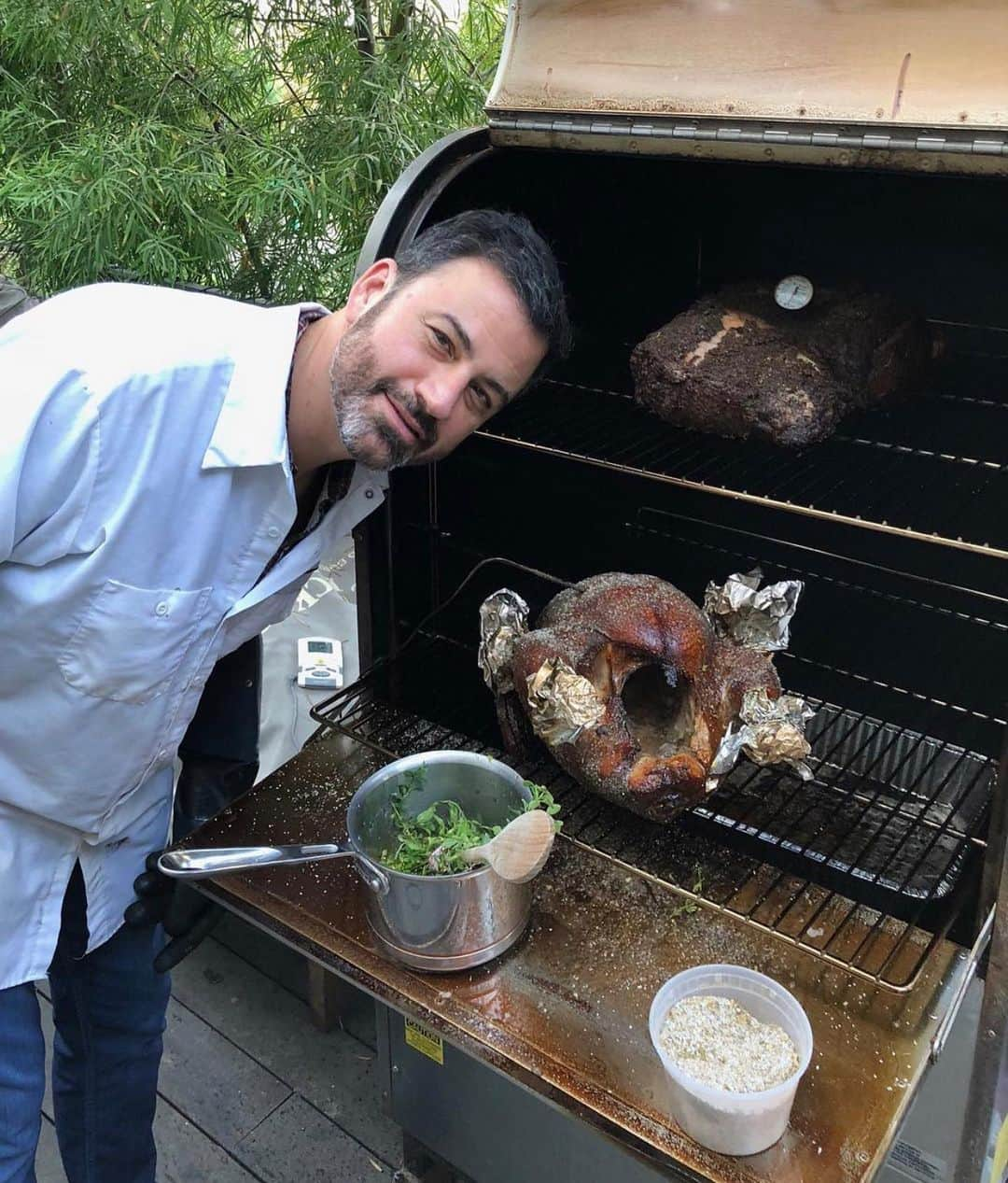 ジミー・キンメルさんのインスタグラム写真 - (ジミー・キンメルInstagram)「Help our friends at @StJosephCtr feed 1,200 needy families in LA this Thanksgiving. Buy a full turkey dinner for only $30. My wife Molly & I will match every meal. Link in bio」11月18日 6時06分 - jimmykimmel