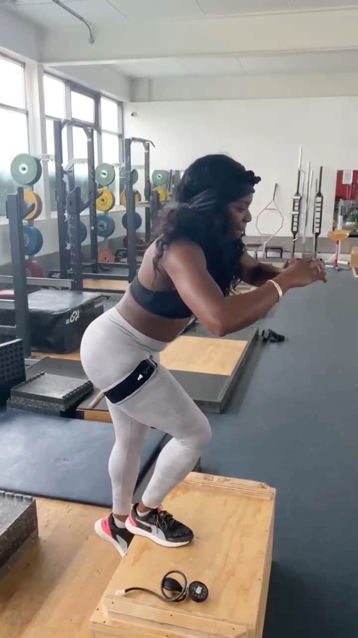 アシャ・フィリップのインスタグラム：「Fix your eyes on the prize 🏆- Day by day you’ll see growth 📈  Shoutout to @rpxteam for your support heading into 2021 🇯🇵- great to be working with them for all my training & recovery needs💪🏾🙌🏾  #Training #Workout #Fitness #Olympics #Rpxteam」