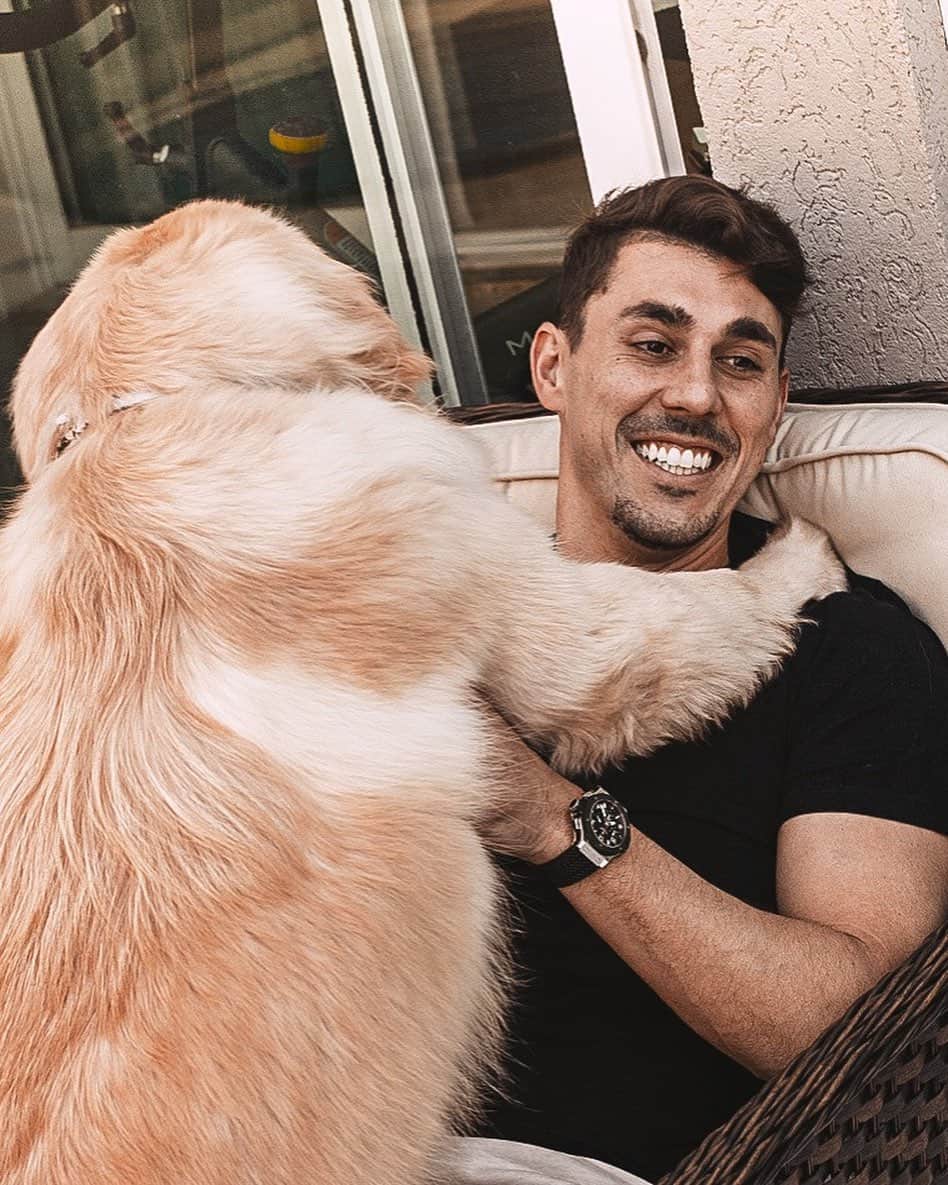 ダニーロ・フェルナンド・アベラールのインスタグラム：「Oi Pessoal, queria compartilhar com vocês uma sugestão para quem tem Cachorro e Gato em casa.  Conheci a Plamev, a Plamev é uma empresa que tem planos de saúde para pets, e o seu papel é possibilitar que todos os tutores tenham condições de cuidar da saúde dos seus bichinhos com mensalidades que cabem em todos os bolsos. Além disso, todo dia tem uma dica diferente no Insa deles, o @plamevoficial.  Eles estão com uma mega Black Friday!! Todos os planos estão pela metade do preço nos 6 primeiros meses. Isso mesmo, 50% off para você cuidar mais e melhor do seu pet. Ah, e ainda tem cashback! O valor que você pagar na primeira mensalidade pode ser utilizado por você na compra de pacotes de banho e tosa a partir do 7º mês! Incrível, né? Mas corre, só vale até 30 desse mês.   Então, não deixe pra depois! Não perca essa chance de cuidar do seu pet como ele merece e ainda por cima de poder escolher a clínica em que você quer levá-lo. @plamevoficial #plamev #planodesaude #pet」