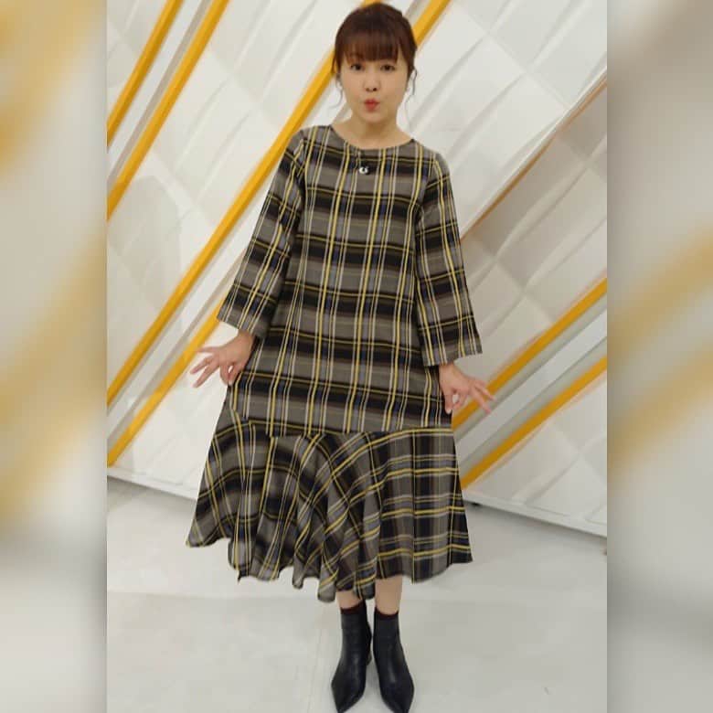 中澤裕子のインスタグラム：「衣装  昨日の生放送で。 秋冬はチェックが可愛い。  チェック好きですか？ 私はかなり好き。  one-piece #RE LEAN  boots #私物  #ももち浜ストア #火曜日レギュラー  #変顔がしたかったわけではない #とても好みのお洋服だったから見て欲しくて」