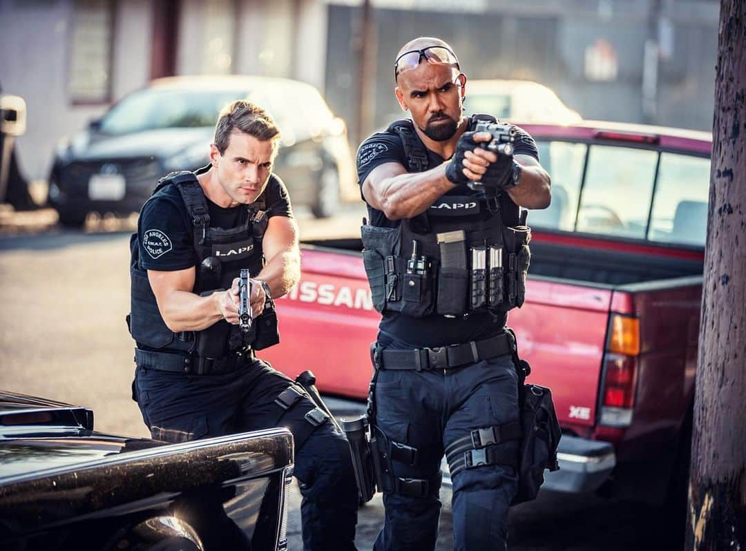 シェマー・ムーアさんのインスタグラム写真 - (シェマー・ムーアInstagram)「It’s about to be a problem when Street and Hondo roll up on em’ this WEDS at 10pm @swatcbs 🔥💣💥 #rollswat #swat」11月18日 6時22分 - shemarfmoore