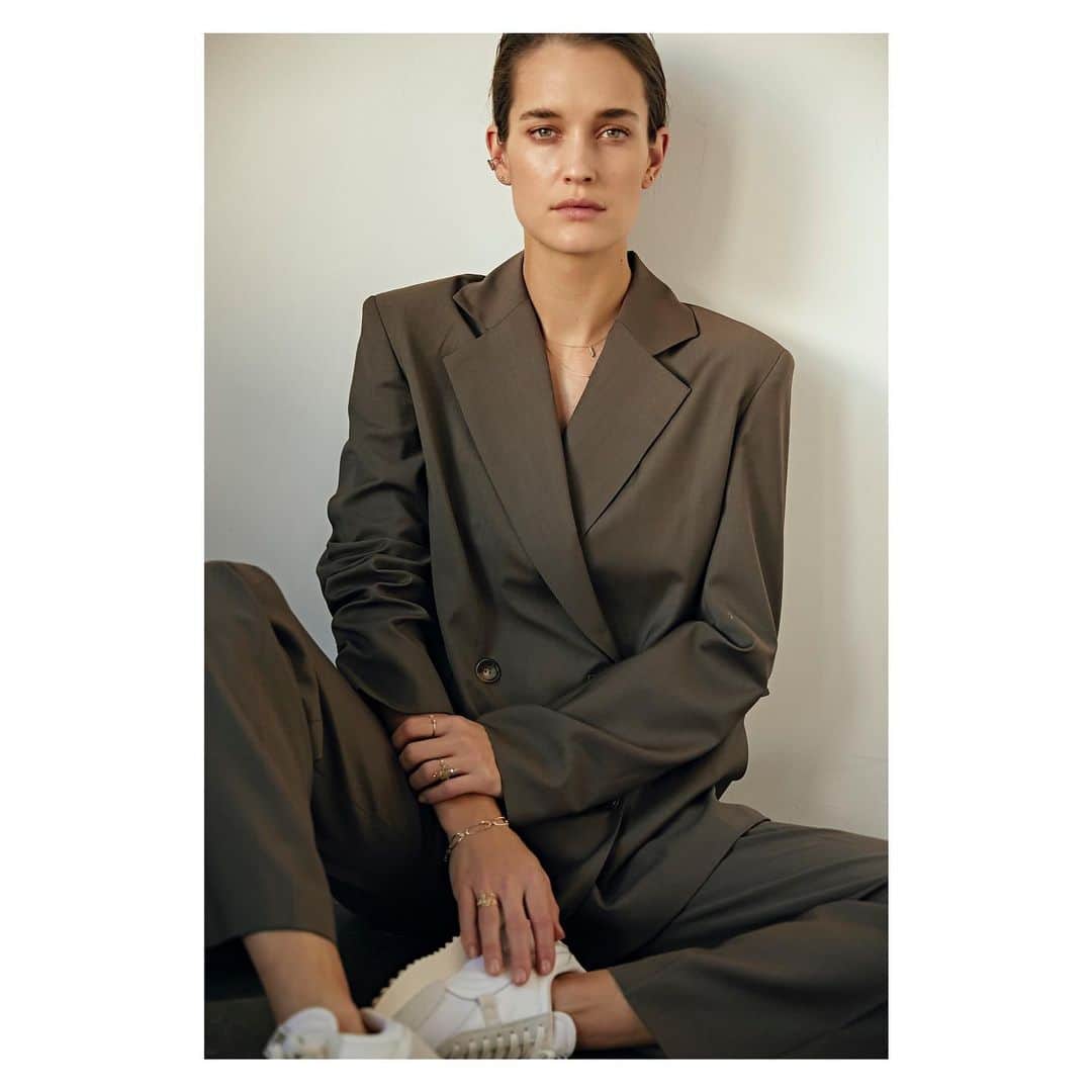 ケイト・ハリソンのインスタグラム：「Suited. @katemoorephoto」