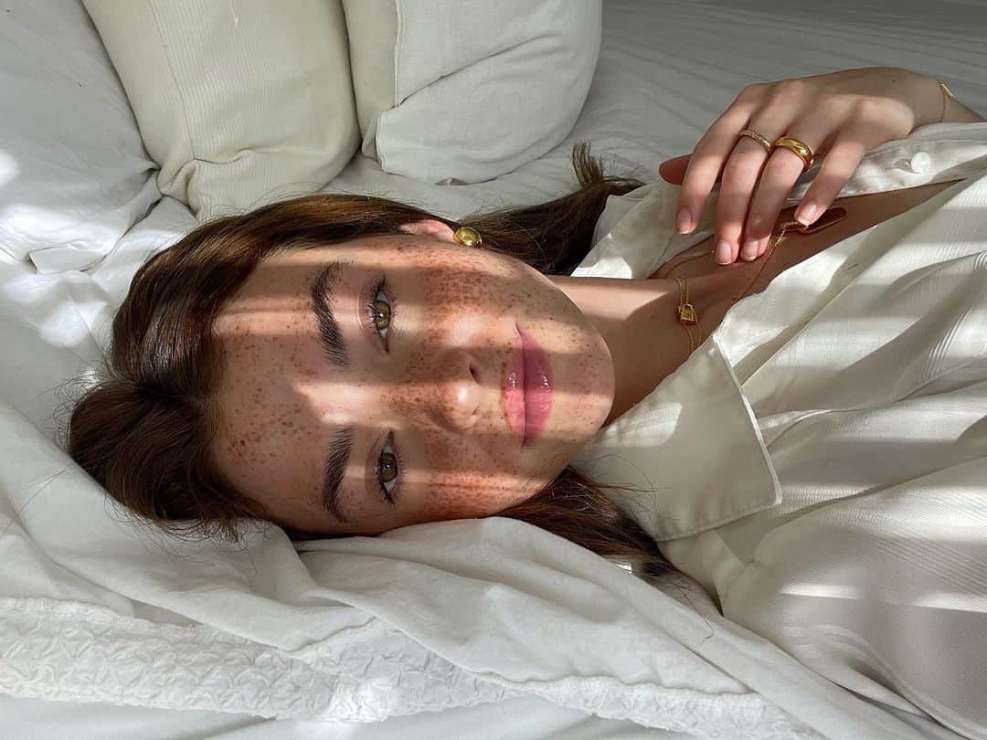 Kelsey Simoneのインスタグラム：「Always love an after photoshoot nap ☁️」