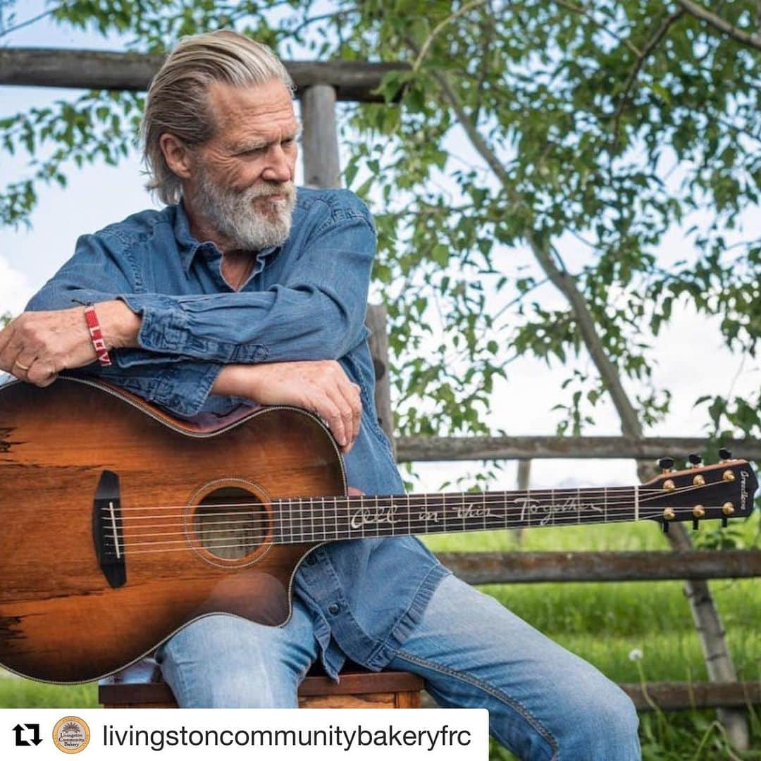 ジェフ・ブリッジスのインスタグラム：「#Repost @livingstoncommunitybakeryfrc ・・・ Jeff Bridges has donated the finest guitar from his signature collection to help support the Livingston Food Resource Center. Bidding opens November 27, 2020. Link in Bio. Photograph by Audrey Hall.」