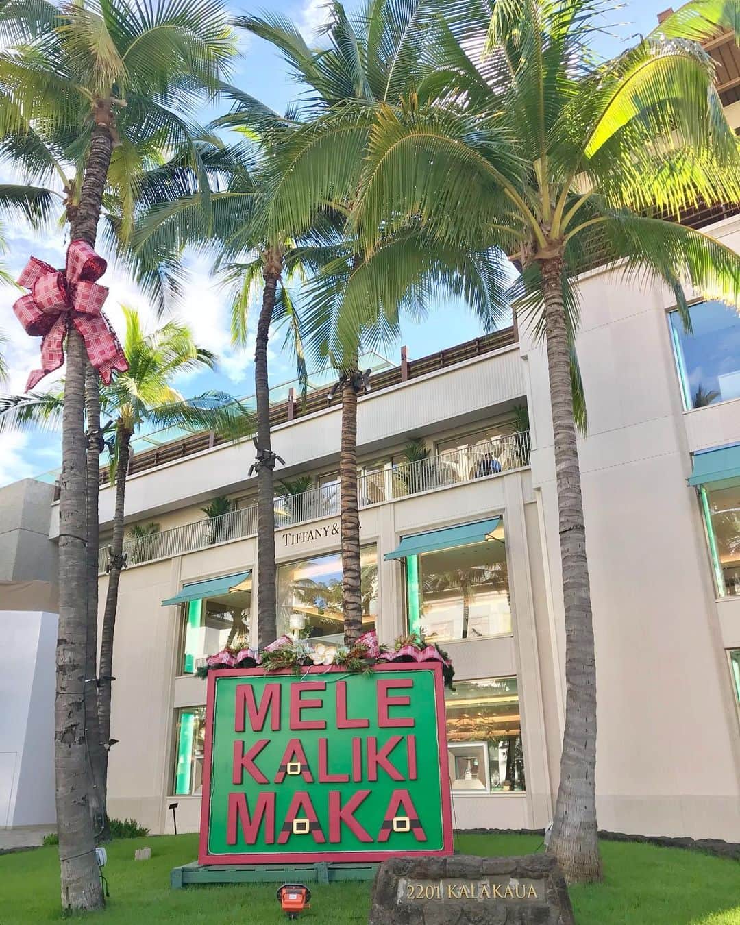 KAUKAU/カウカウハワイさんのインスタグラム写真 - (KAUKAU/カウカウハワイInstagram)「ロイヤルハワイアンセンターもクリスマス仕様🎄  #hawaii #beach #luckywelivehawaii #Oahu #ハワイ #ハワイ景色 #ロイヤルハワイアンセンター #ハワイ絶景 #royalhawaiiancenter #kaukau #kaukauhawaii #カウカウ #カウカウハワイ #christmas #クリスマス #melekalikimaka #メレカリキマカ」11月18日 6時26分 - kaukau_hawaii