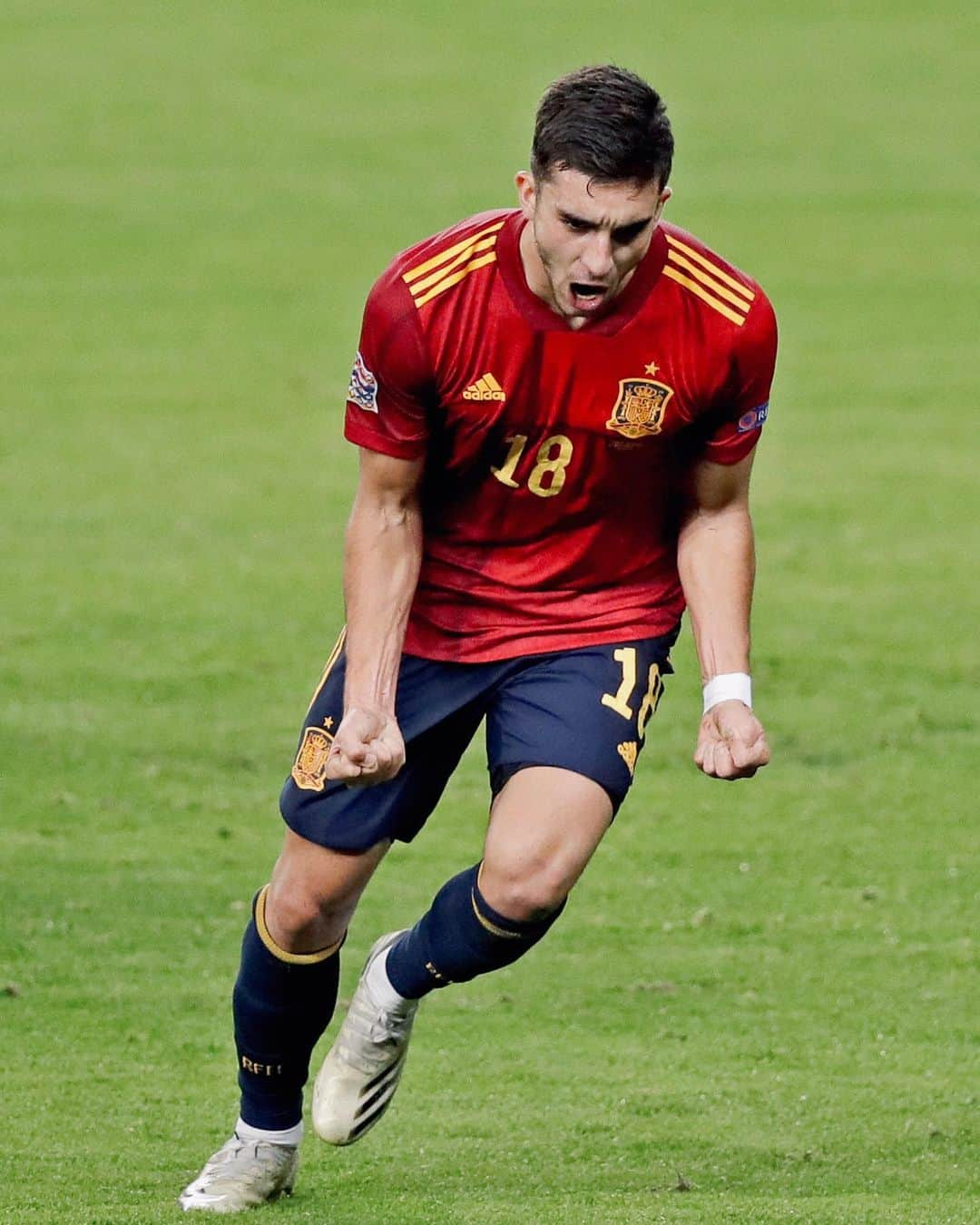 adidas Footballさんのインスタグラム写真 - (adidas FootballInstagram)「“If you don’t believe yourself that you are the best, then no one is ever going to believe you are.”  Unstoppable, @ferrantorres7 ⚽️⚽️⚽️  #Football #Soccer #adidasFootball」11月18日 6時34分 - adidasfootball