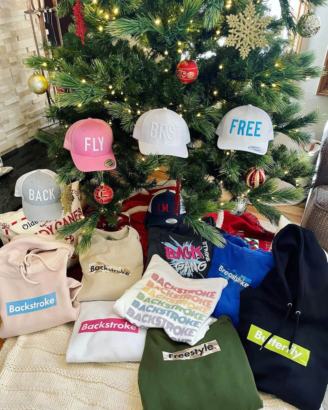 メリッサ・フランクリンのインスタグラム：「You asked... we’ve been creating... here’s a little SNEAK PEAK at @swimswag.store APPAREL🎉🎊 We’ll be dropping our new collections super soon so that you can all start shopping for the BEST holiday gifts for yourselves and all the swimmers in your life!🎁🎅🏼❤️ Share the news with someone who you know will be as excited as we are!!!💕」
