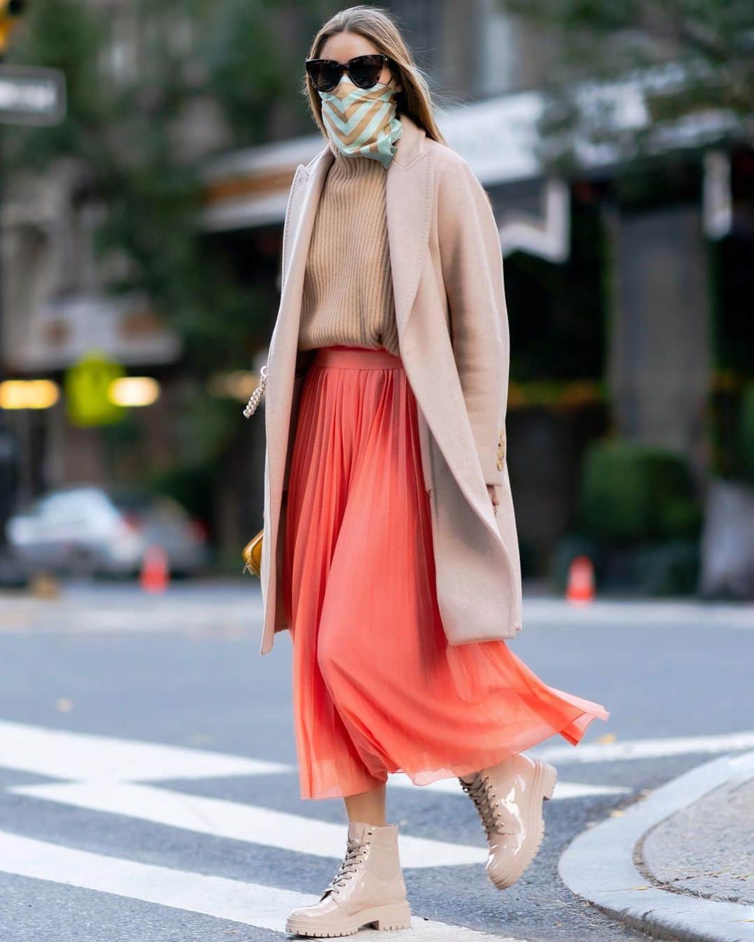 オリヴィア・パレルモのインスタグラム：「I’ve always been a fan of scarves—they’re an elegant punctuation to any outfit and bring feminine flourish no matter the season ☀️☔️❄️ Plus, I love the versatility to tie one on my bag, around my neck, or as a fabulous face covering. lescarf OP003 pictured here over my mask. Voila! 🌟」