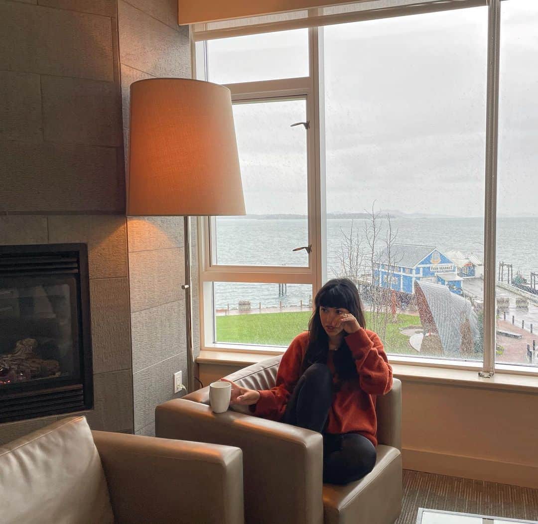 ハンナ・シモンのインスタグラム：「I do not have words to express how much I love Sidney-by-the-Sea.. the most beautiful tiny town on Vancouver Island where there are almost as many bookstores as people. My family lives there and I was lucky enough to come home and see them. My home away from home @sidney_pier_hotel is a magical place with the most phenomenal views, life changing sunrises and sounds of the waves crashing to soothe your entire soul. Also the delicious @eat10acres is inside the hotel so you want for nothing. On my last day, I wanted to take a photo to show much how I loved this perfect place but every time I started crying... so here is a photo of me crying like a baby. See you again, Sidney. And see you soon my little seal friend Bright Eyes!」