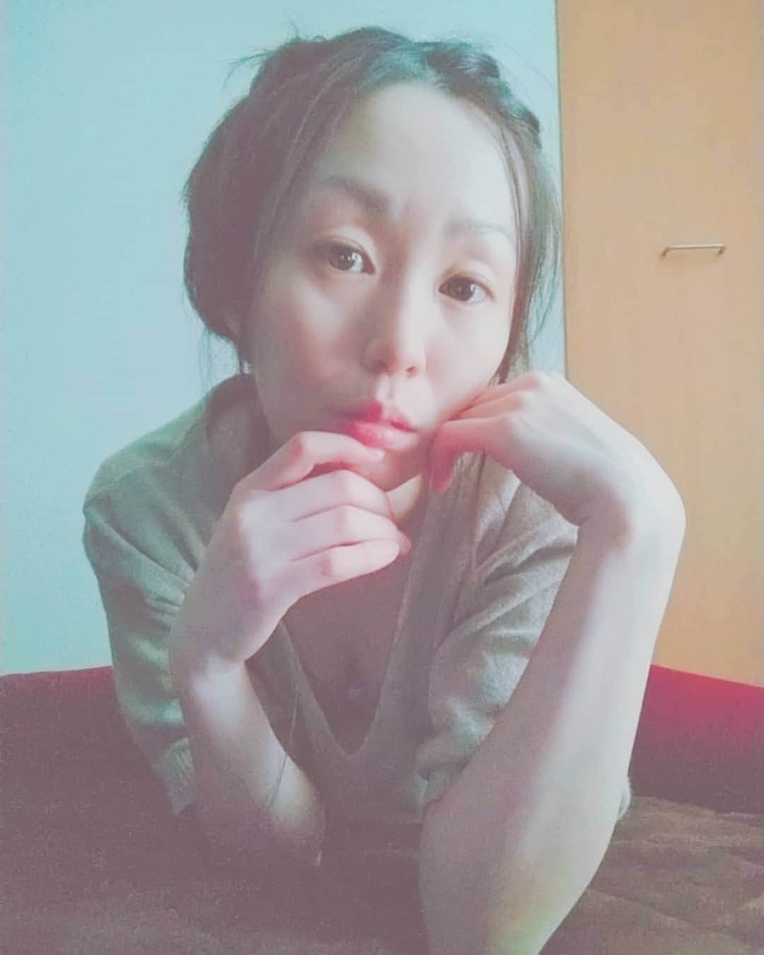 のインスタグラム：「おはようございます(*˘︶˘*).｡*♡  朝のストレッチ中〜ᕦʕ •ᴥ•ʔᕤ  #横開脚 #前後開脚 #ウォーミングアップ #朝のアップ #朝のストレッチ #ルーティン #日課 #テレビ見ながら #座る暇があったら開脚 #急性腰痛症の時は開脚どころか動けなかった #やっと回復 #人生初のぎっくり腰は恐怖でしかなかった #悠木あやね #AyaneYuki #YukiAyane #カプセルエージェンシー #capsuleagency #AV女優 #セクシー女優 #アダルト女優 #女優 #モデル #asiangirls #asiandoll #asianbeauty #asiansexy #japanese #japanesegirl #japanesegirls #model」