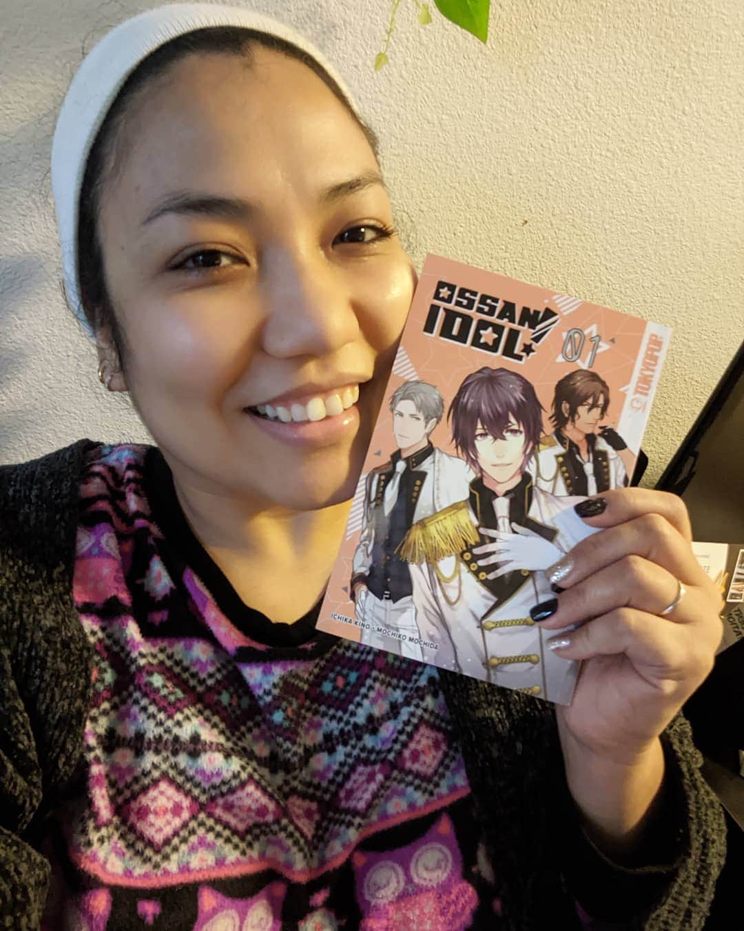 アマルのインスタグラム：「楽しみが1つできた😍夜みんな寝てからミータイムにゆっくり読みたい。って待てなくてちょっとだけ読んじゃったけど🤣英語出し読みやすい。やっとアメリァで発売して嬉しい〜ずーっと待ってた〜。  うちのいとこのマンガ😍やーーっとアメリカで発売した😍デジタルはあったけどやっぱり本を持ちたい、触りたい、飾りたいじゃん😊うれしいー。@sayakawa011 I love you ❤️  My cousin's Manga book is finally here. Get it from Amazon it's so funny and good. I've been waiting to get it for months. So excited 😍  #manga」