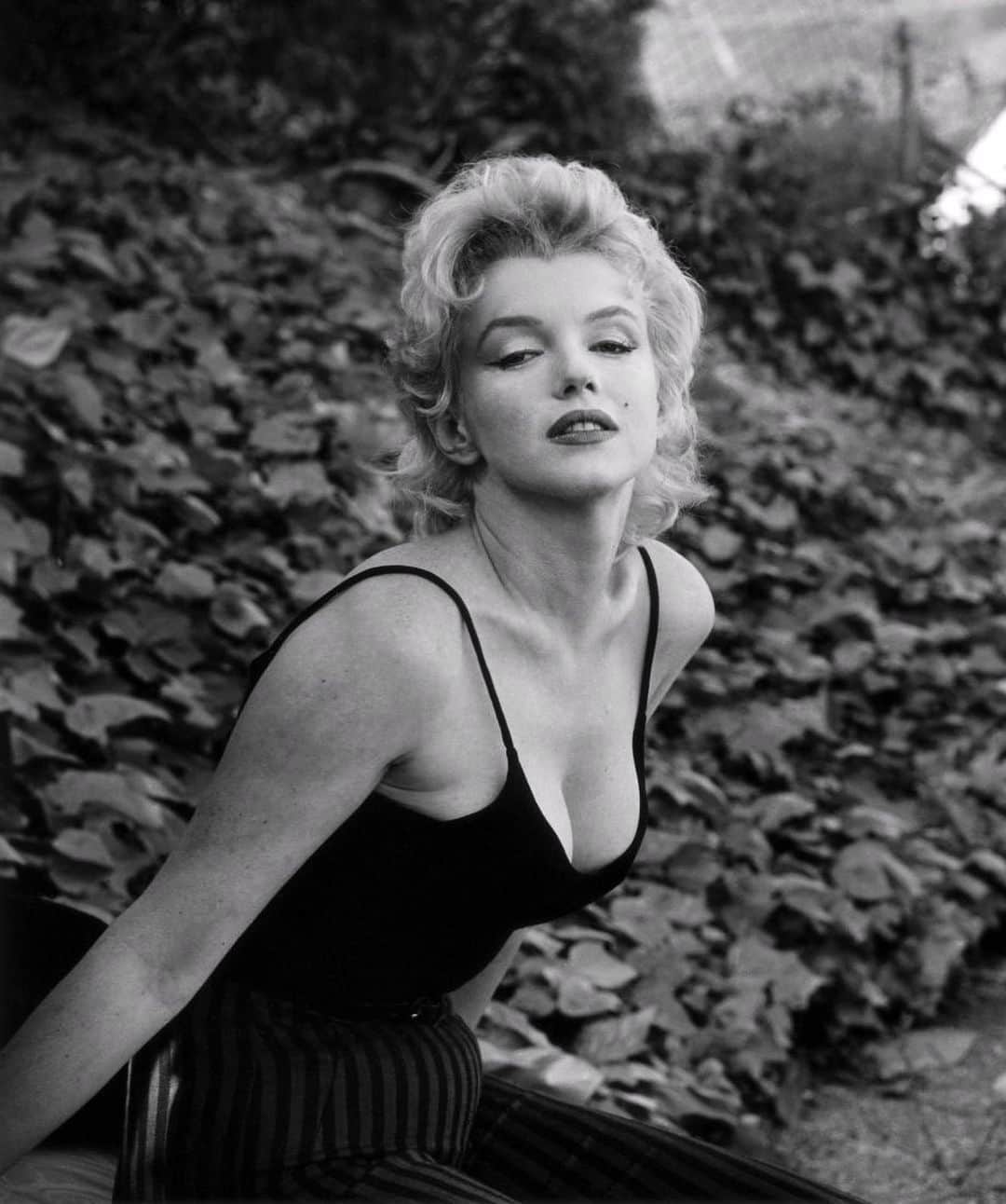 のインスタグラム：「Marilyn Monroe photographed by Gordon Parks in New York, 1956. She was so sexy🤍🖤 #marilynmonroe」