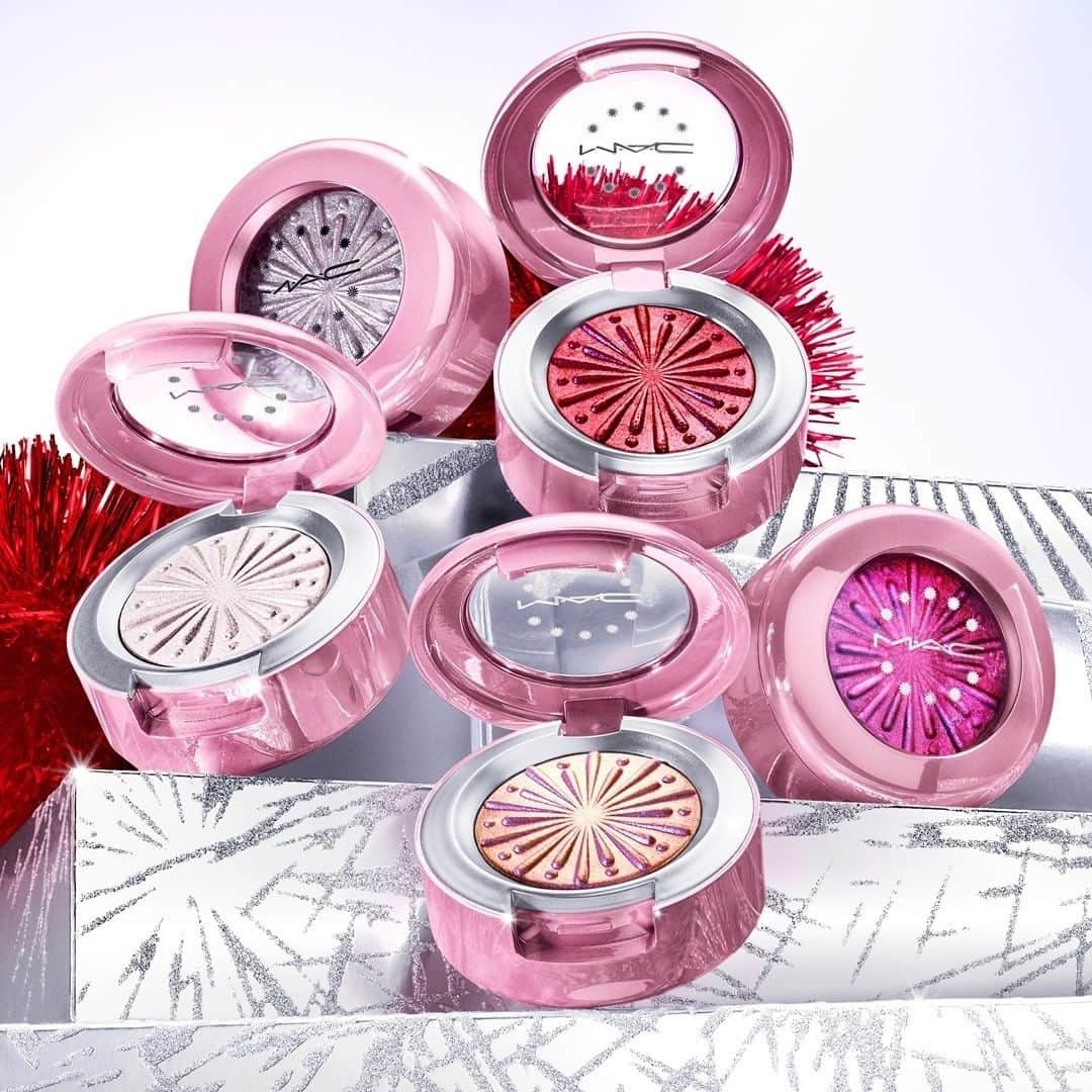 M·A·C Cosmetics BRさんのインスタグラム写真 - (M·A·C Cosmetics BRInstagram)「Ilumine seus olhos com a sombra Extra Dimension Foil da nova coleção de Natal #FrostedFireworks. Cinco tons altamente pigmentados e um acabamento metálico brilhante para looks espetaculares de fim de ano. Excelente para presentear você ou alguém especial!  Aproveite para testá-la em nossa ferramenta online Virtual-Try-On disponível em nosso site.  Compre agora em maccosmetics.com.br e em breve nas lojas.  #MACFrostedFireworks #coleçãodenatal #sombra #olhos #make」11月18日 7時00分 - maccosmeticsbrasil