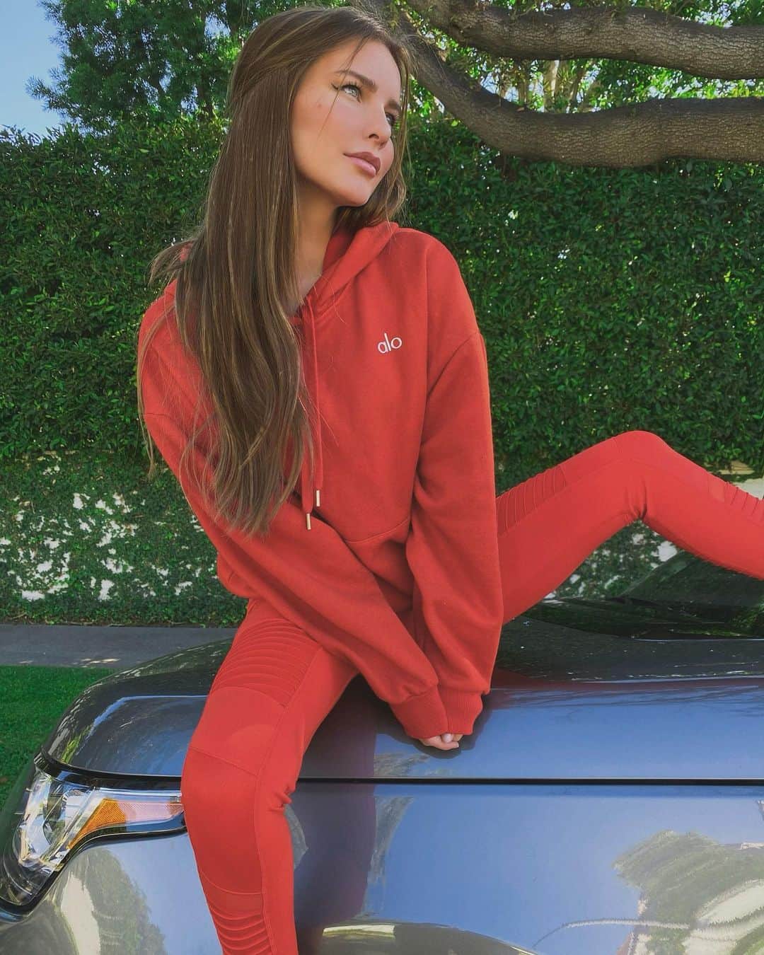 Katelyn Byrdのインスタグラム：「New Holiday colors just dropped !🍒 @aloyoga ❤️」