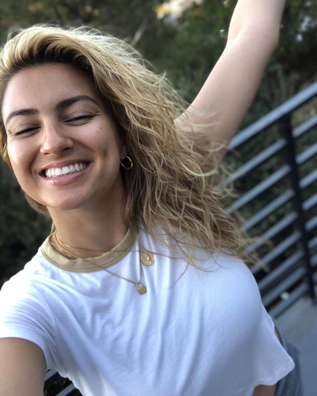 トーライ・ケリーのインスタグラム：「in honor of the #AsSheIs campaign, here’s an unfiltered / unedited / wet hair / no makeup selfie🙈✨ i’m sure i’m not the only 1 who struggles with comparison, especially when our insta feeds are constantly flooded with images of our “best” selves & seemingly perfect lives. i want to post this as a reminder to myself & to all of you: you are beautiful every day with or without makeup or filters. & the REAL you is the best you♥️ passing this on to my pretty friends @iamjojo & @alessiasmusic & all my fans to do the same!💫 tag me in your pics!!📸」