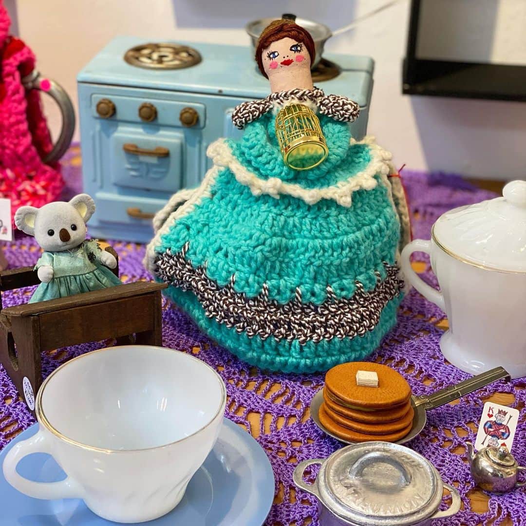 北岸由美さんのインスタグラム写真 - (北岸由美Instagram)「ファイヤーキングのカップやポットに、お人形用の小さな学校机、小さなフライパンには革製のホトケーキ！  ティーコゼたちのお茶会の雰囲気をぐっと引き立ててくれる古物をセレクトしてくださったのは @kanaecp さんのお店 @calmopasar から。  小さいもの好きにはたまらない、ミニチュアアイテムもたくさん揃っていますので、ギャラリーへお出かけの際は、すみずみまでご覧くださいね。  ( @douxdimanche 実店舗は今日はお休みです) (コアラは北岸私物です)  Tea for two  ricaro @ricaro2563 &yumi kitagishi exhibition @douxdimanche  期間：2020年11月17日(火)～11月29日(日)の 火、木、土、日曜日 12:00～18:00」11月18日 7時14分 - yumikitagishi